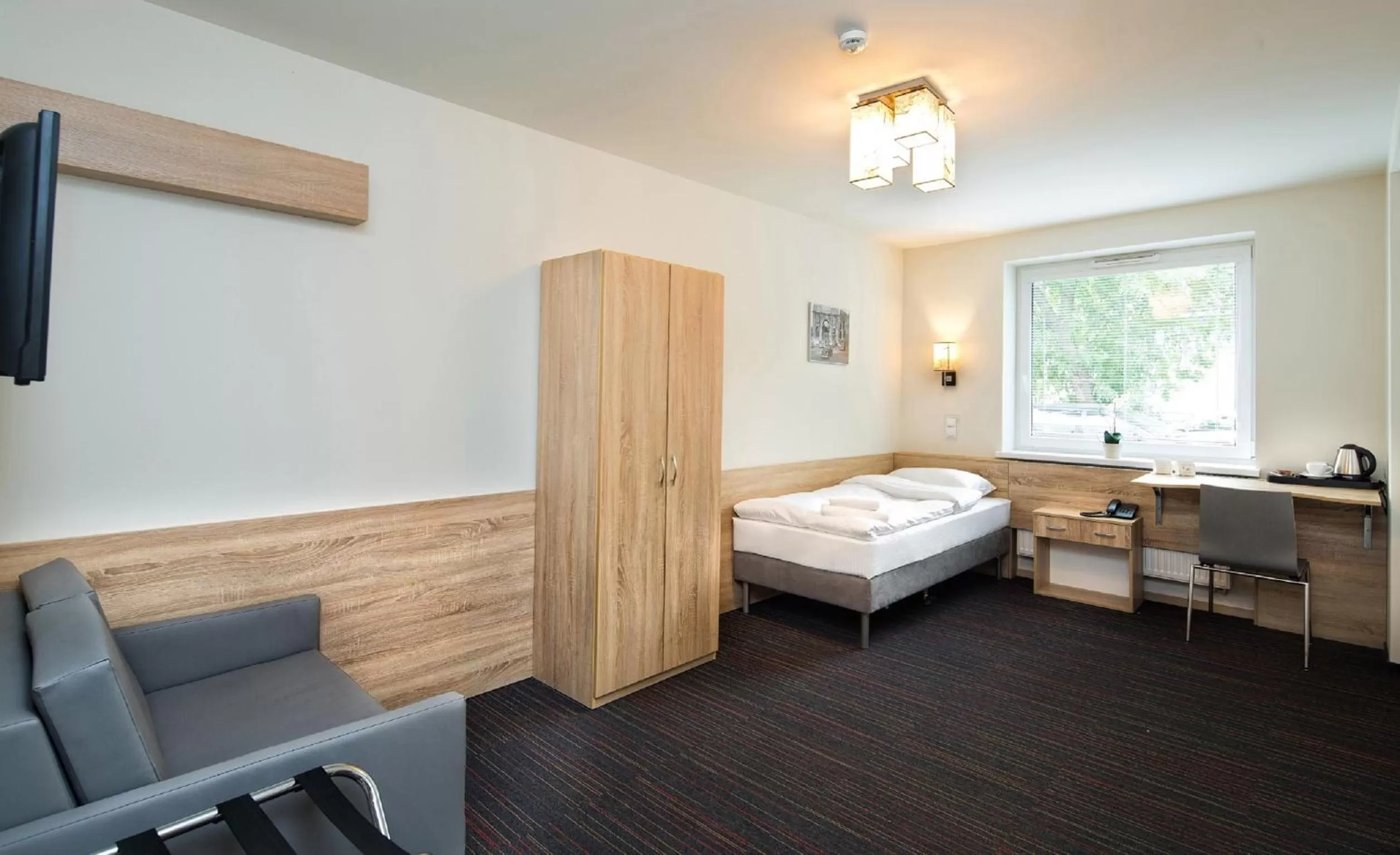 Coffee/tea facilities, Bed in Automobil Hotel