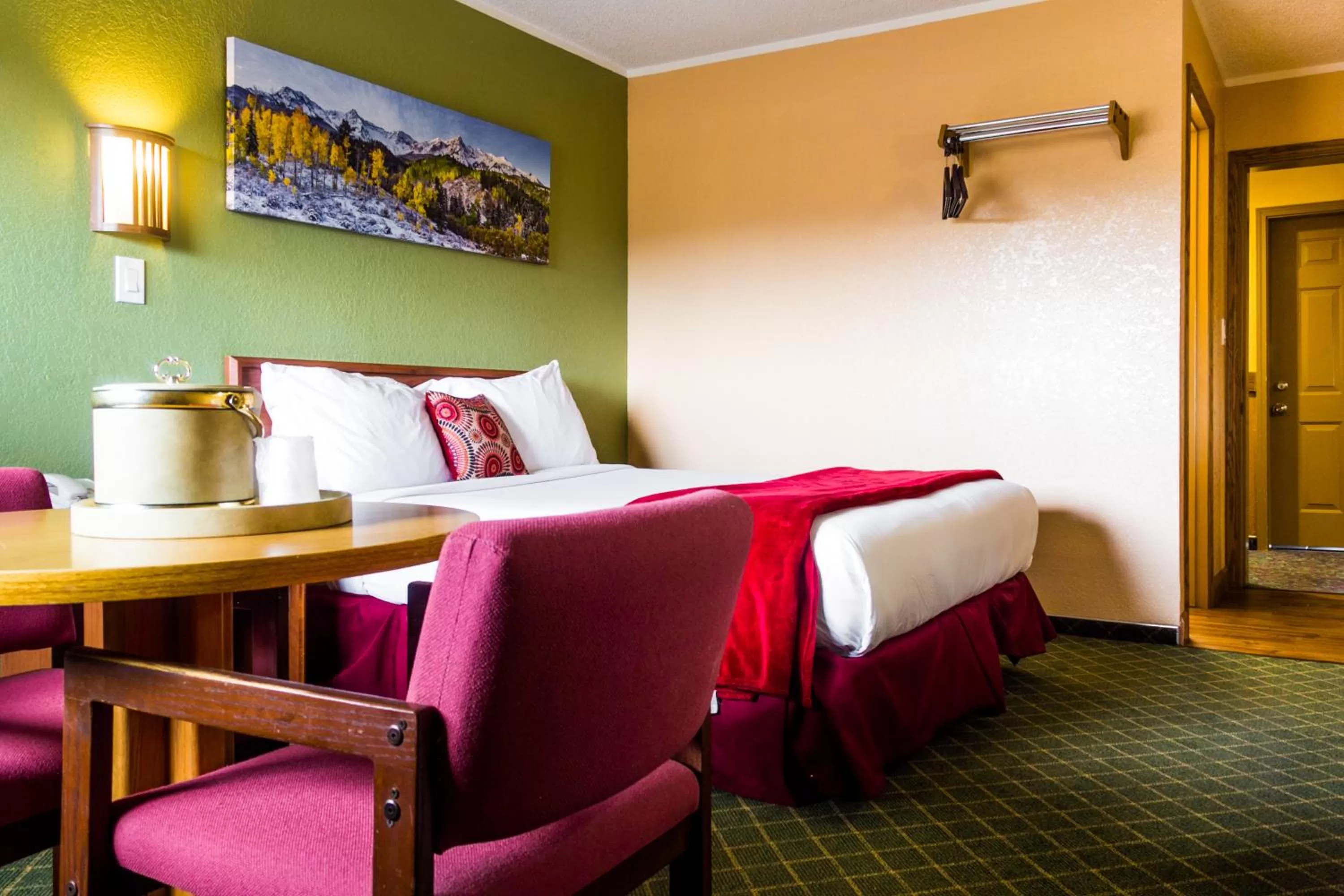 Photo of the whole room, Bed in Red River Inn Silt - Rifle