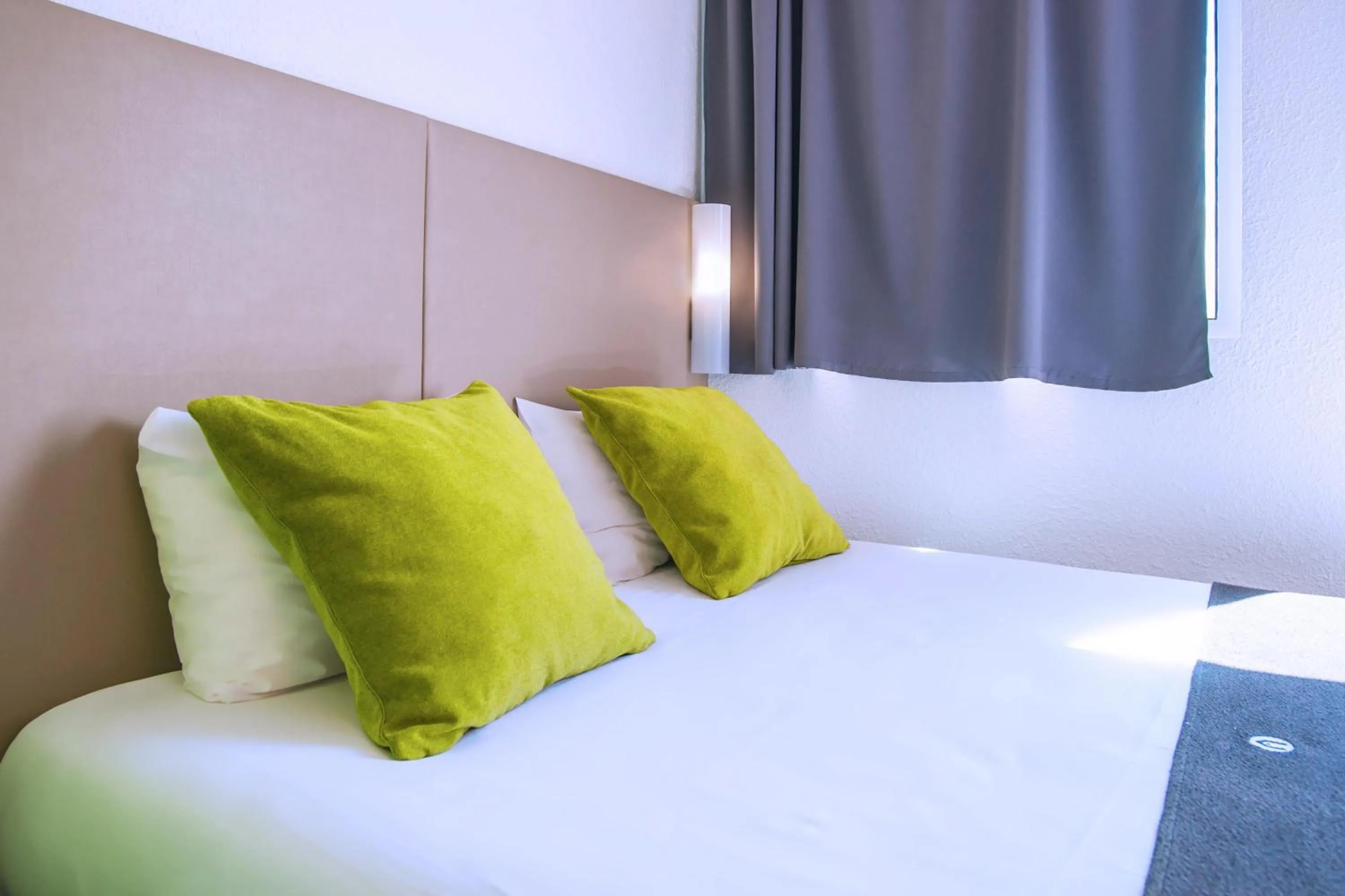 Staff, Bed in Campanile Créteil Centre