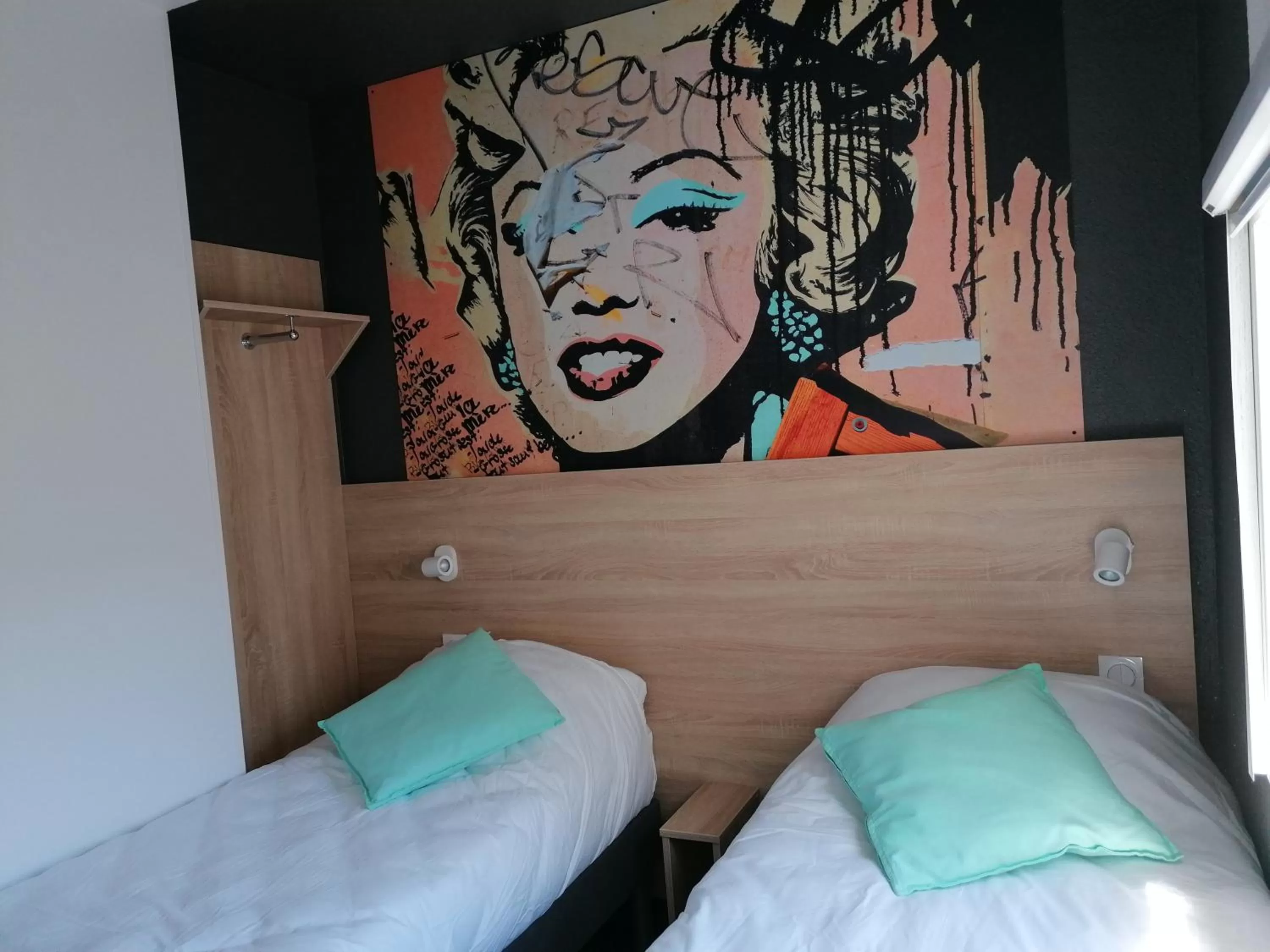 Bedroom, Bed in Kyriad Direct Martigues