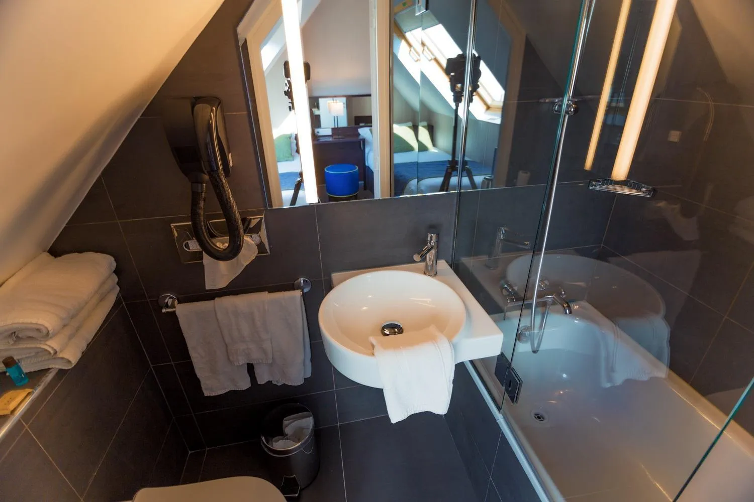 Bathroom in Hôtel Charing Cross