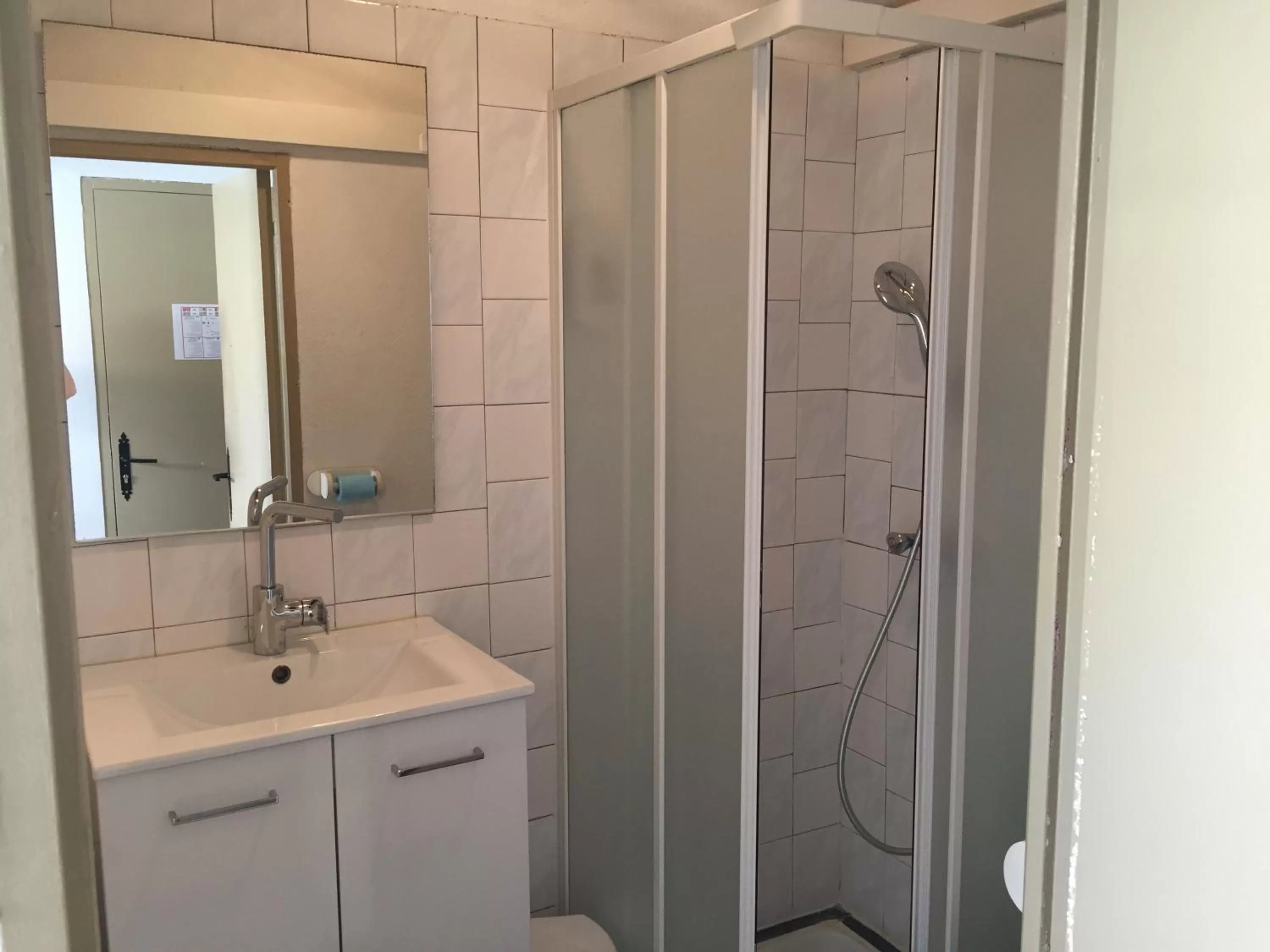 Property building in Hôtel Restaurant Le Provençal