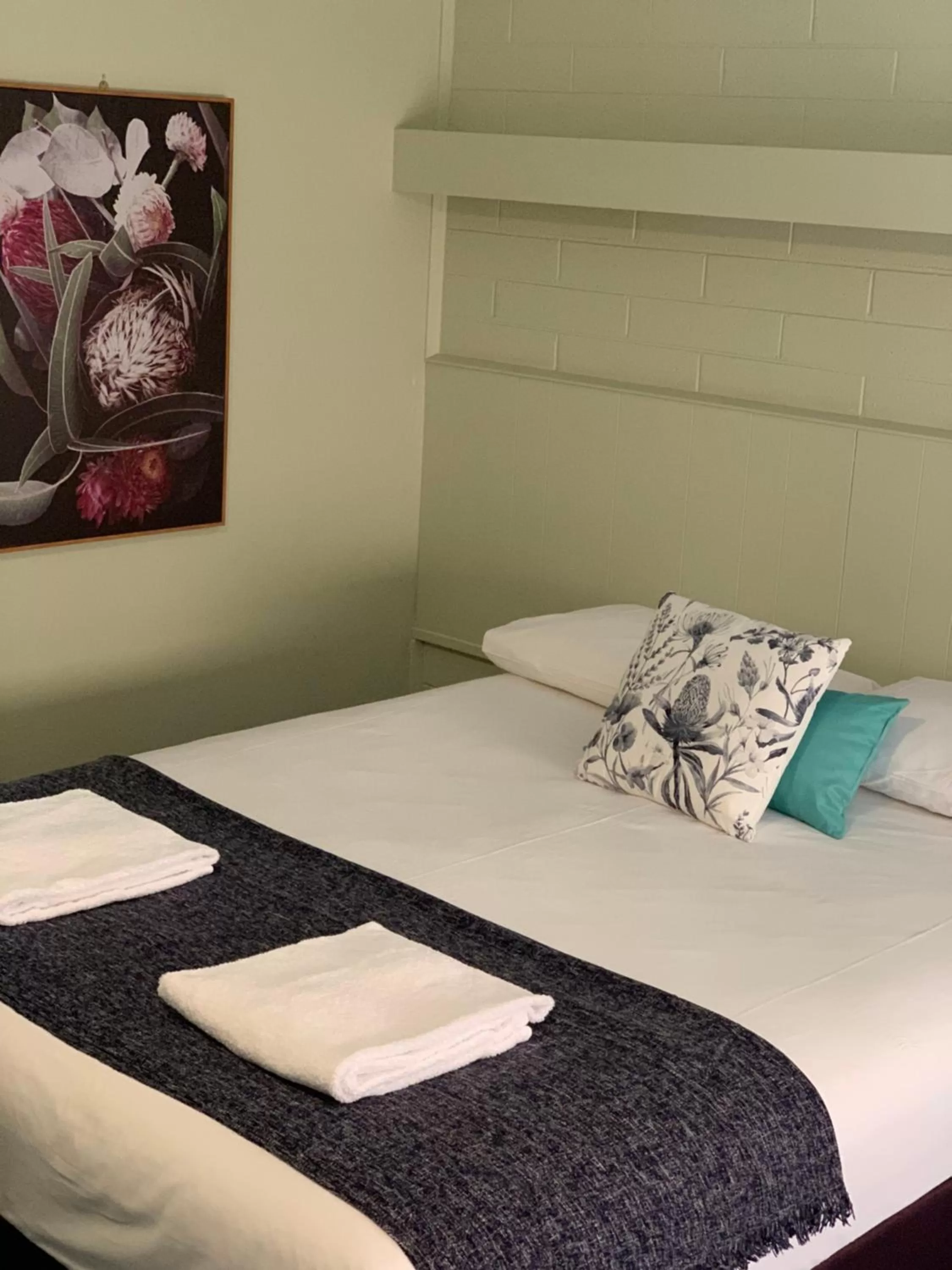 Bed in Finley Country Club Hotel Motel