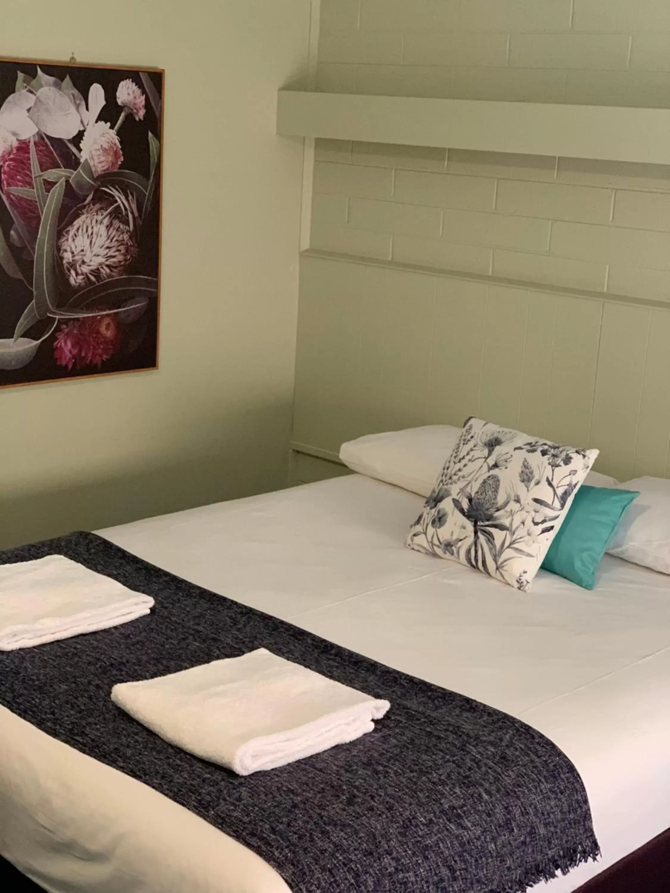 Deluxe Queen Room in Finley Country Club Hotel Motel Deluxe Queen Room in Finley Country Club Hotel Motel