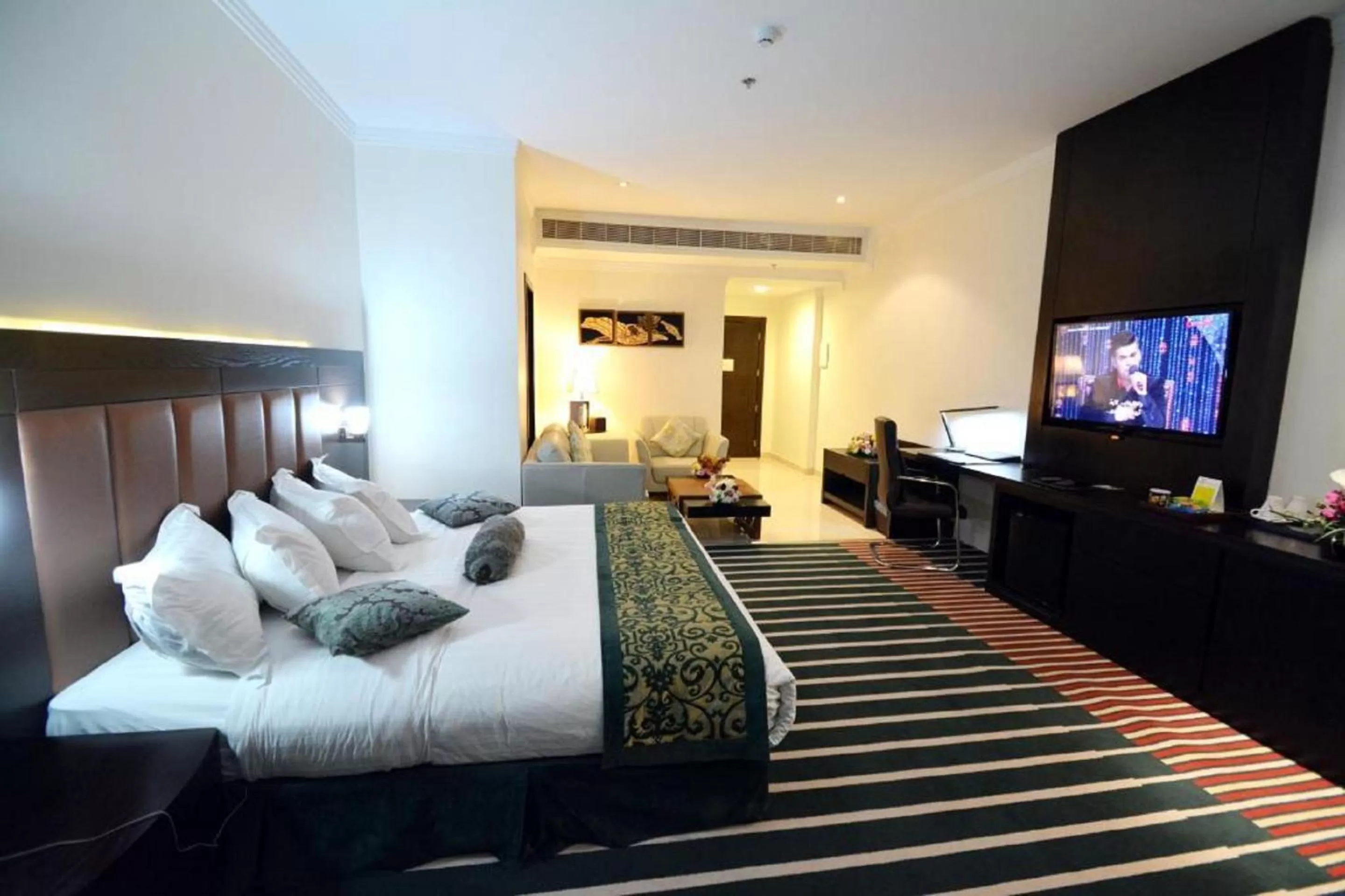 Photo of the whole room, Bed in Sunday Millennia Hotel