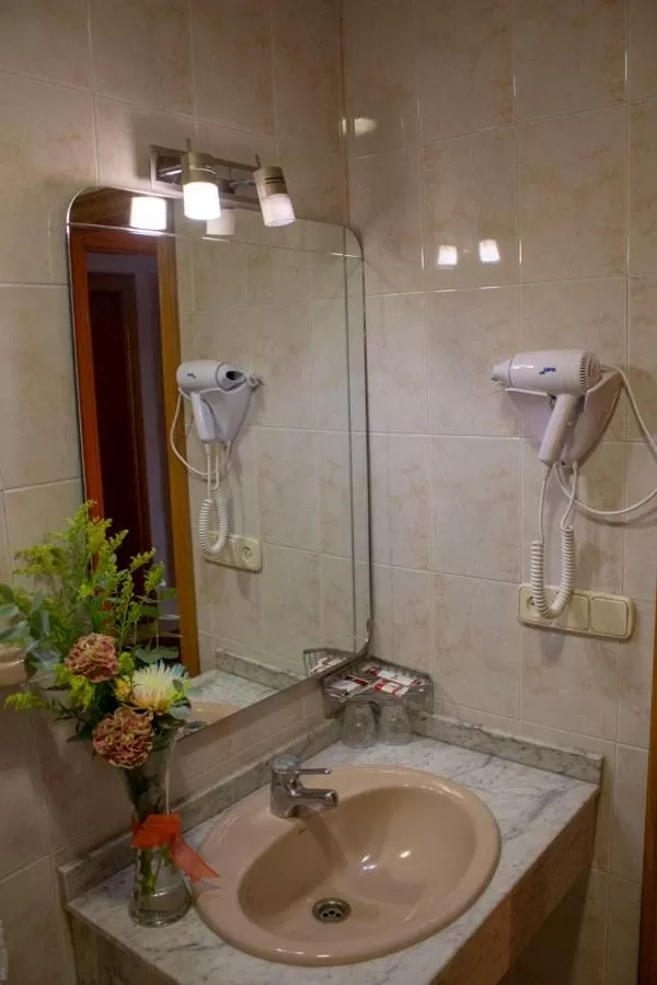 Twin Room - single occupancy in Hotel Helmántico