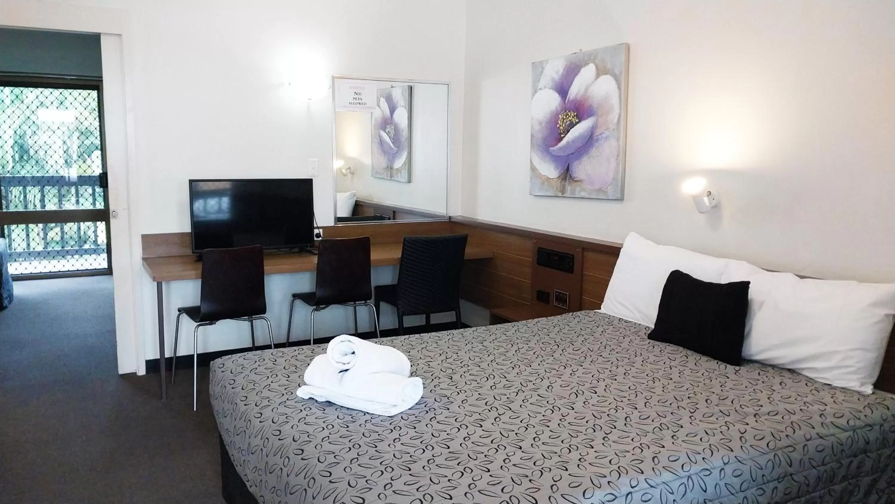 Bedroom, Bed in Miners Lodge Motor Inn