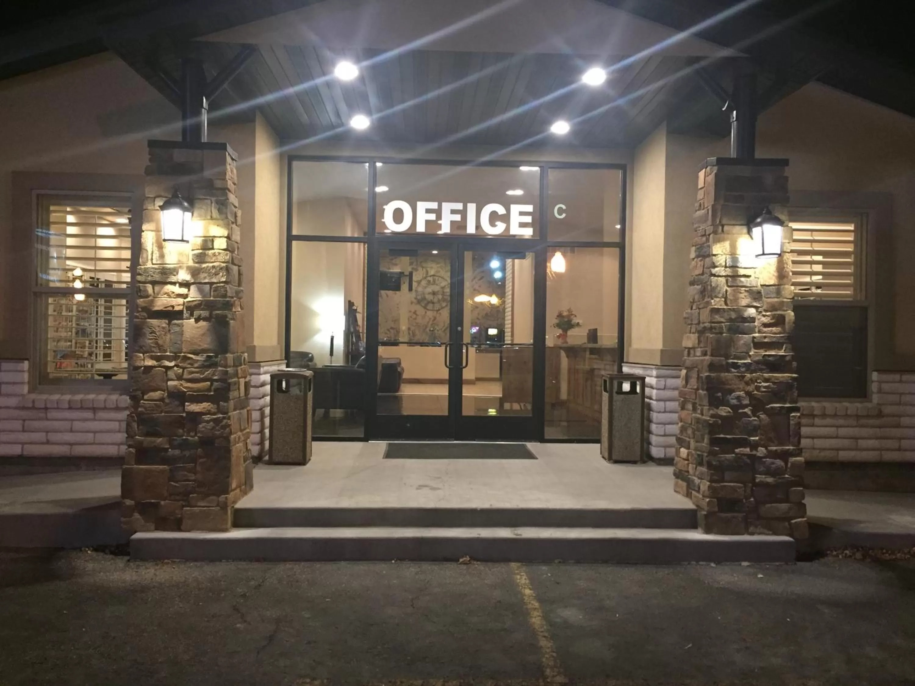 Property building in Dinosaur Inn & Suites