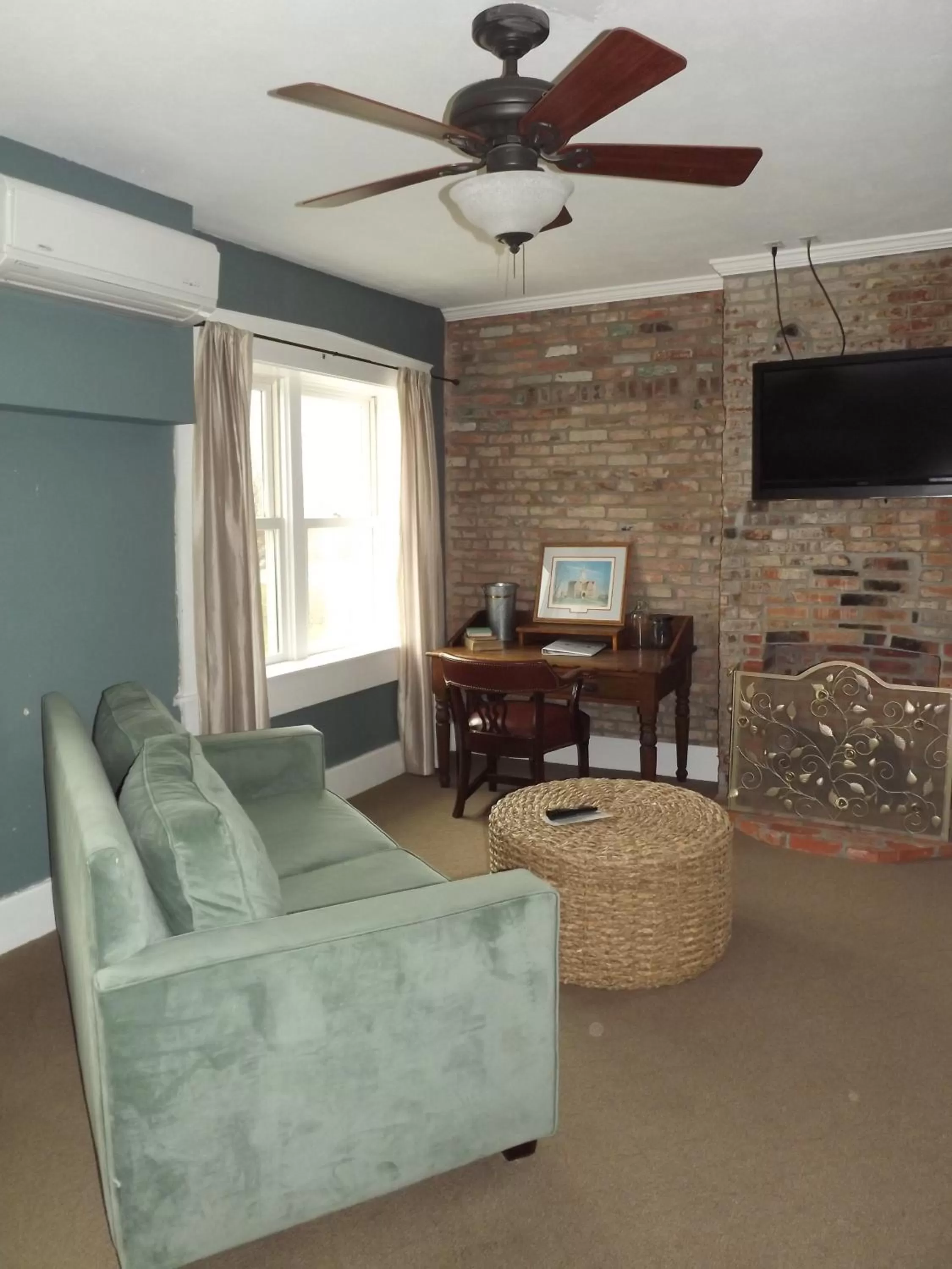 TV and multimedia in William Watson Hotel