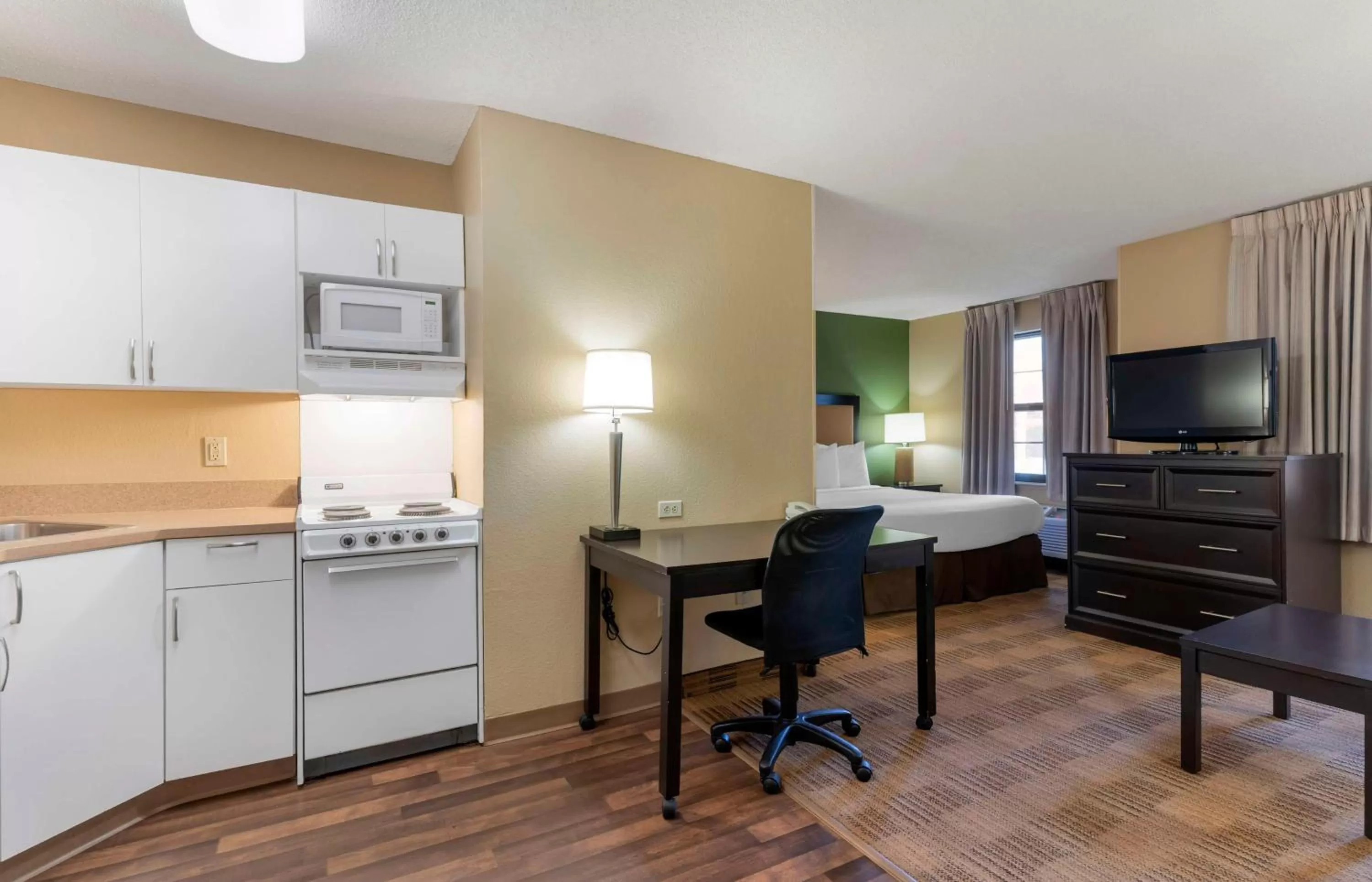 Bedroom in Extended Stay America Suites - Oakland - Alameda Airport