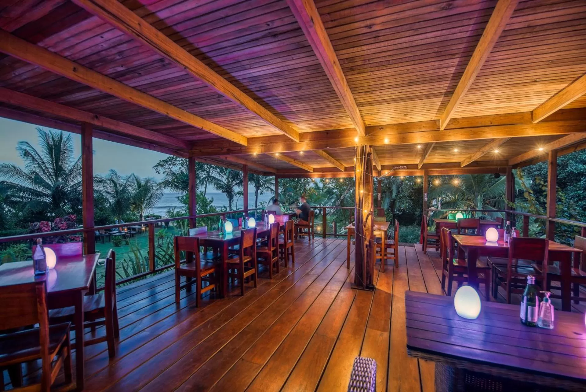 Restaurant/Places to Eat in Oasis Bluff Beach