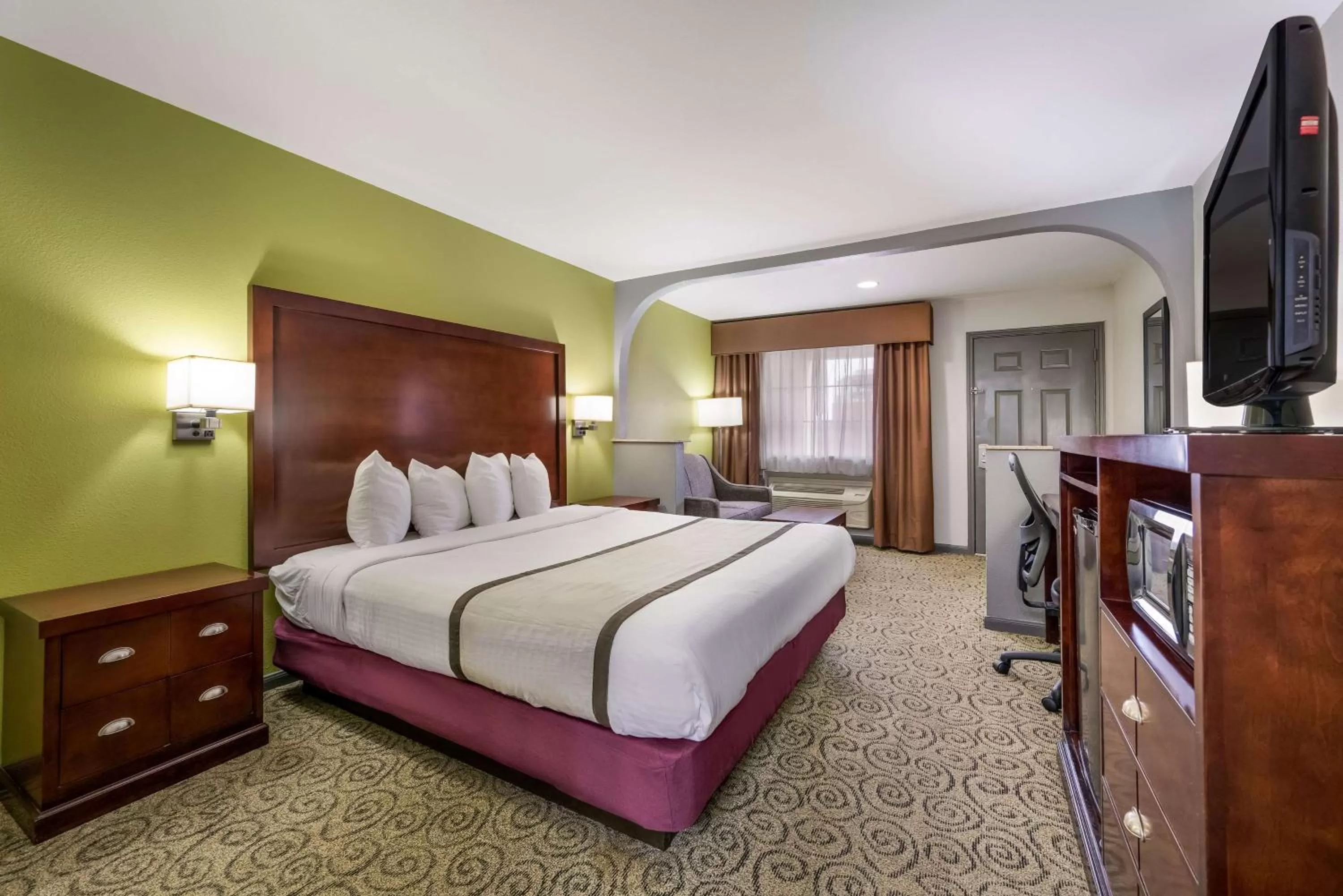 Bedroom, Bed in SureStay Hotel by Best Western Deer Park