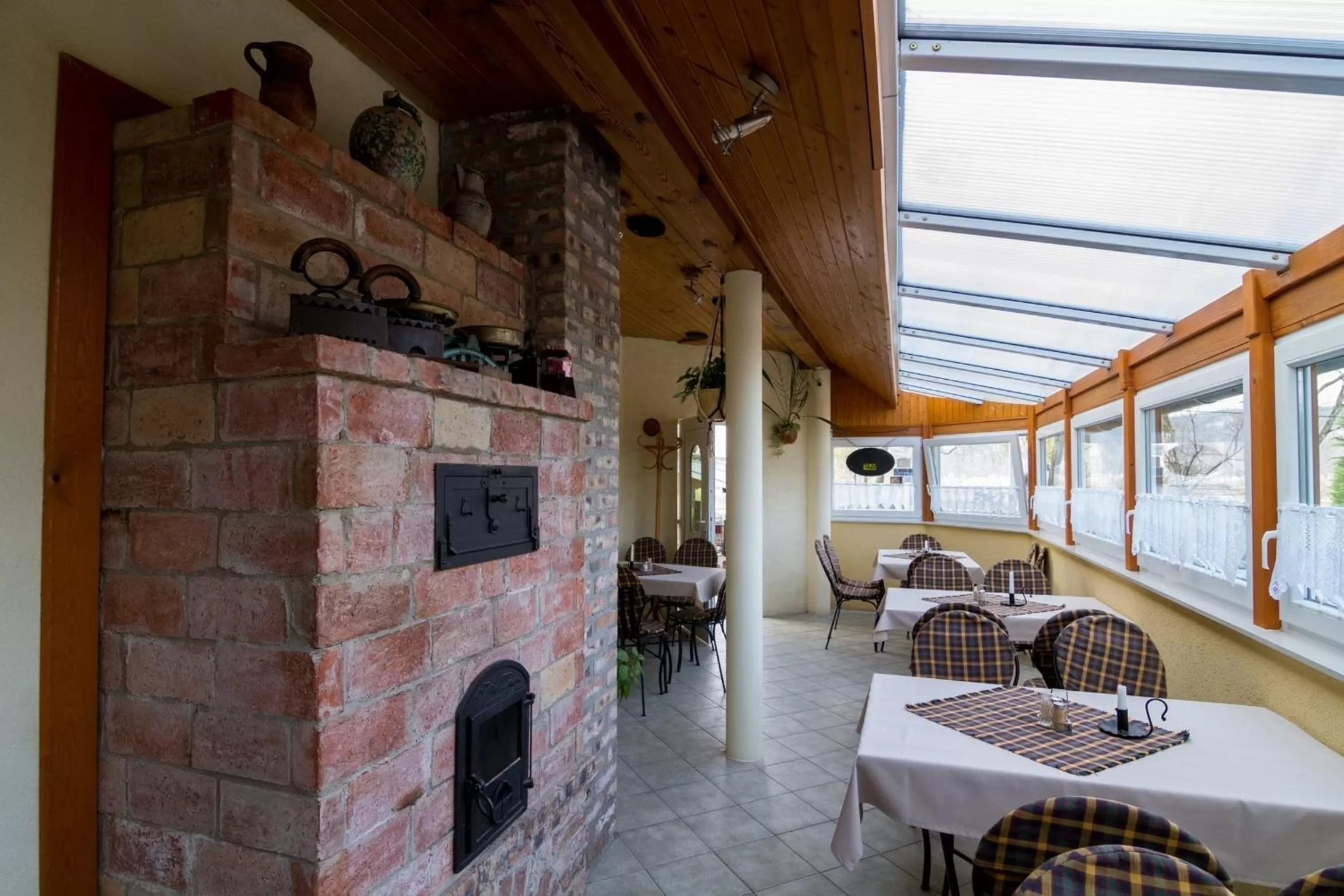 Restaurant/Places to Eat in Lila Akác Vendégház Esztergom