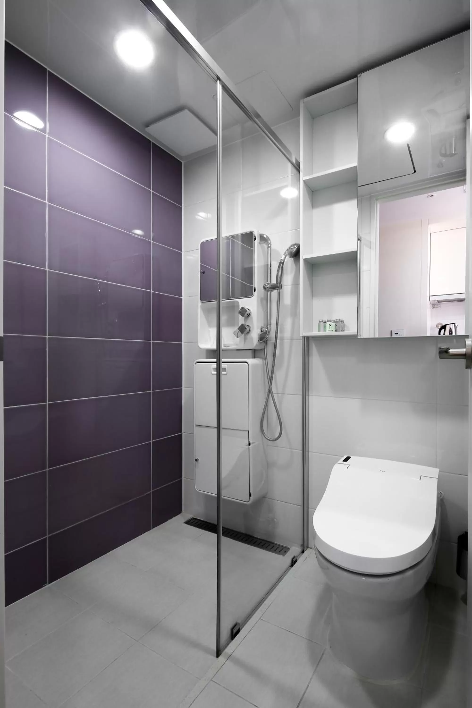 Toilet in Ever8 Serviced Residence