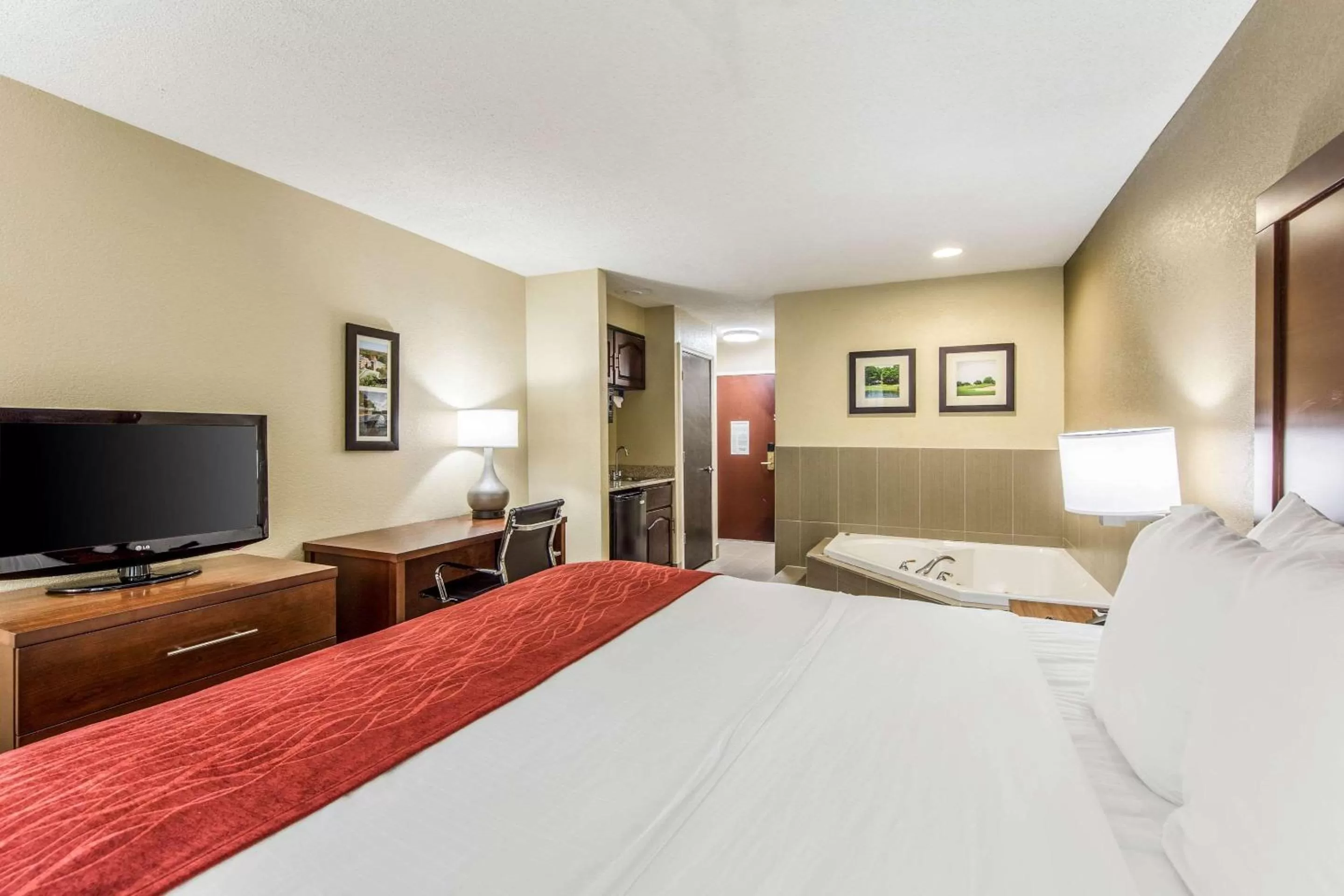 Photo of the whole room, Bed in Comfort Inn & Suites Greenwood near University