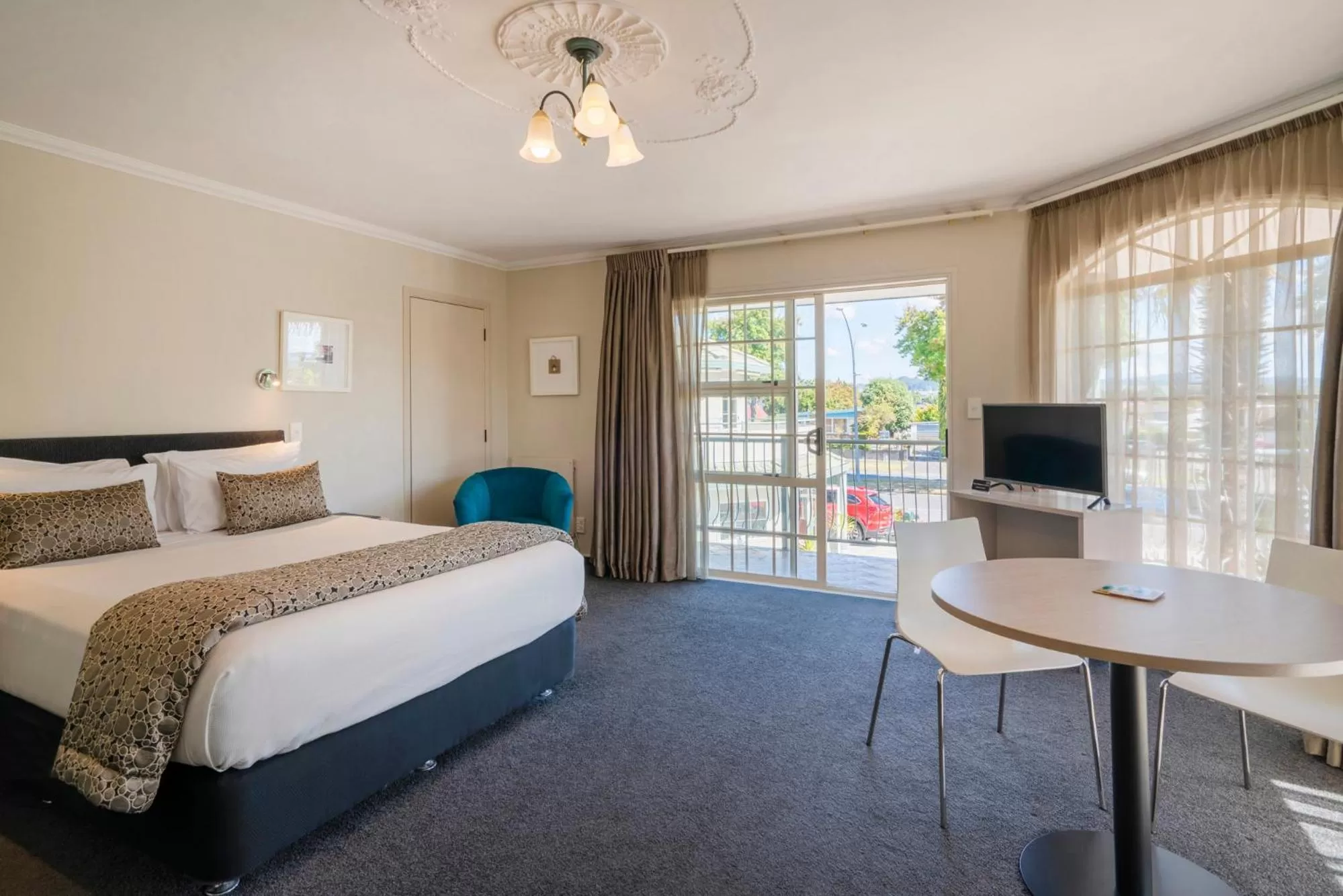 Photo of the whole room, Bed in Silver Fern Rotorua Suites & Spa