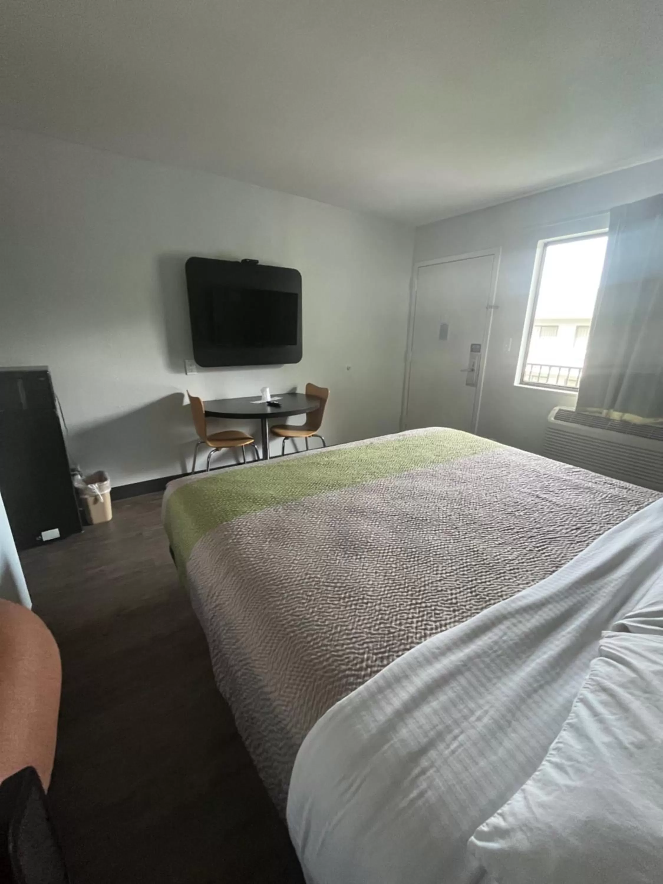 TV and multimedia, Bed in Motel 6-Wichita, KS - AIRPORT