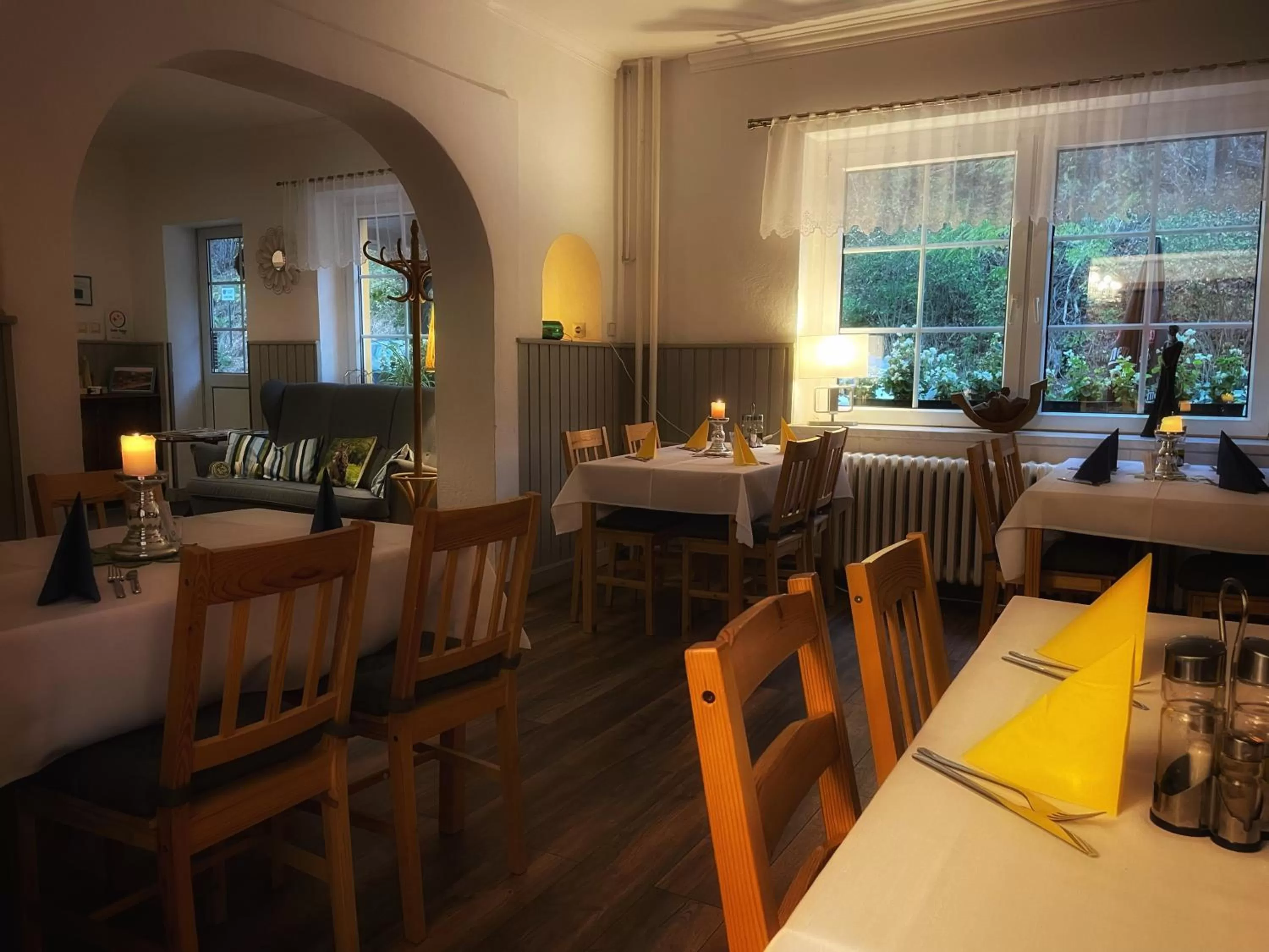 Restaurant/places to eat in Riverside Inn