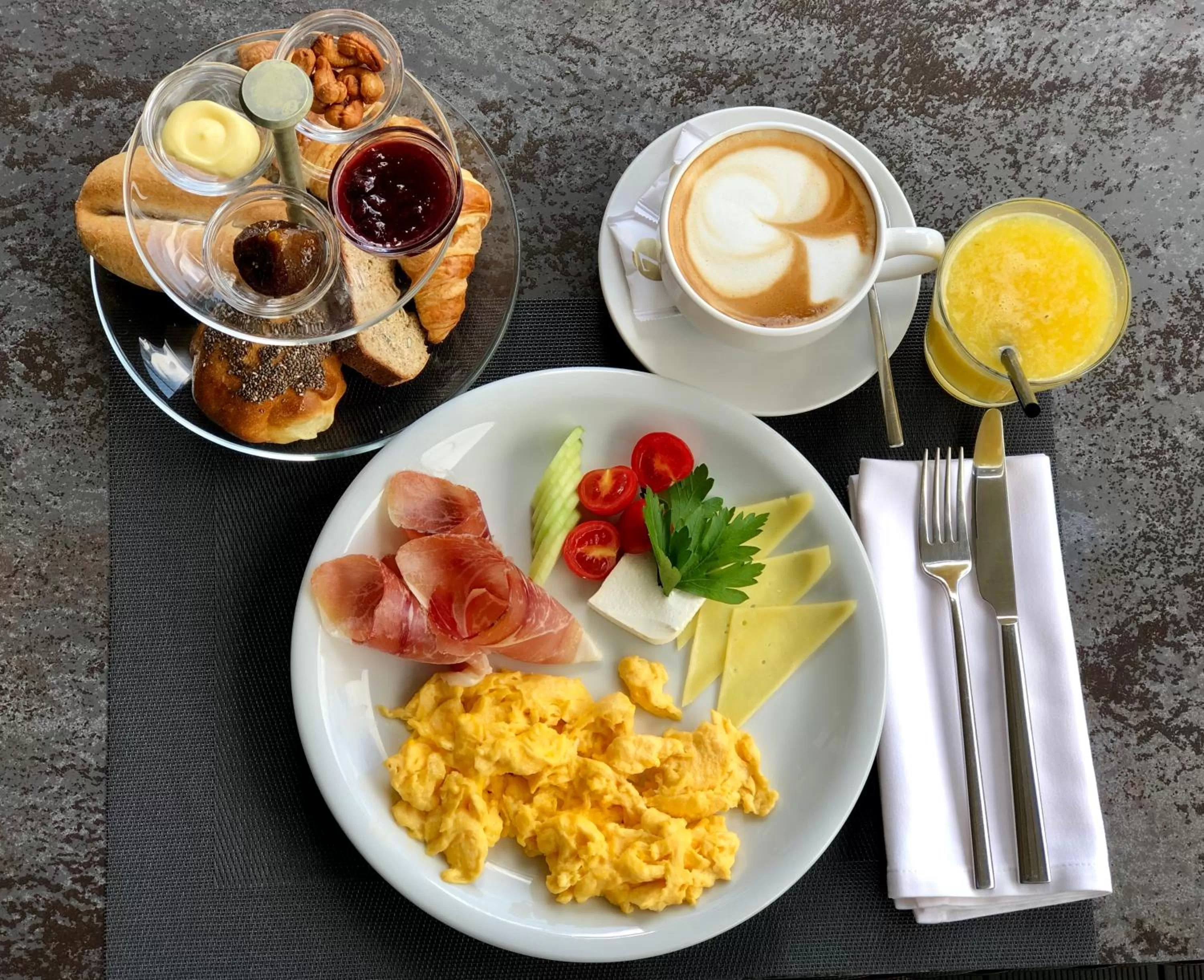 Restaurant/places to eat in Hotel Zeta