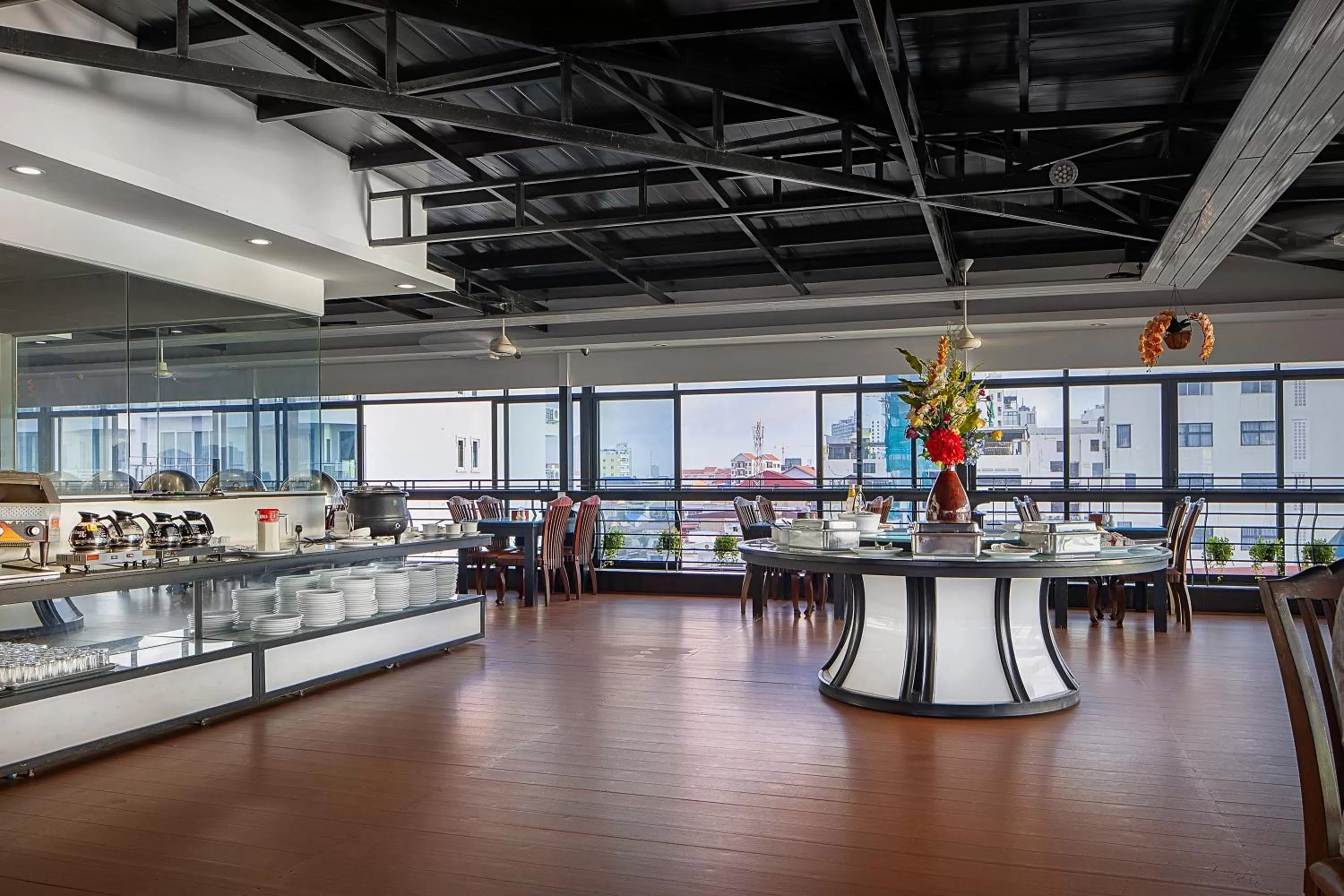 Restaurant/places to eat in Ohana Phnom Penh Palace Hotel