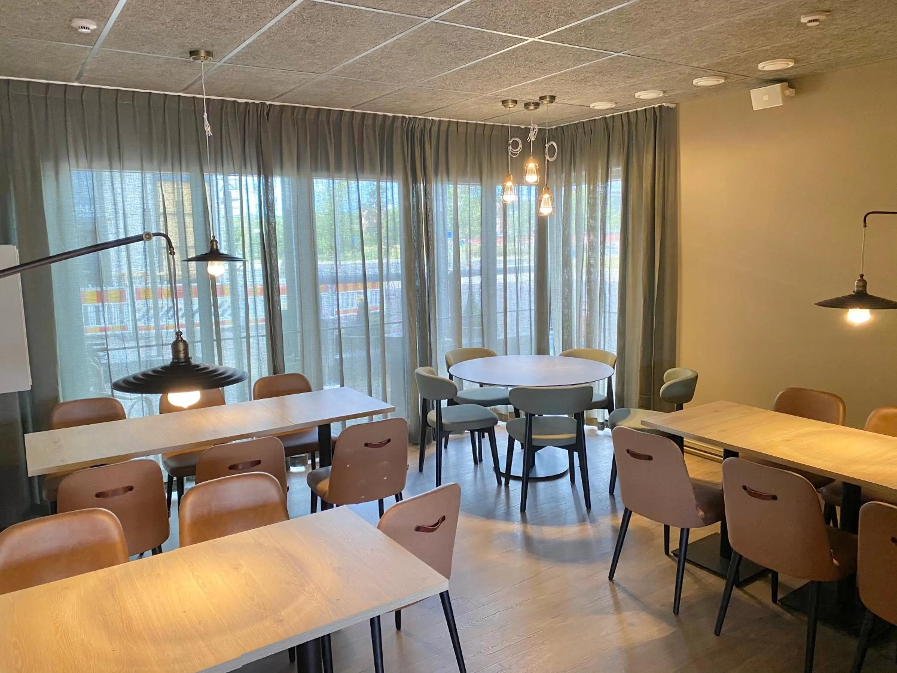 Restaurant/places to eat in Skyline Airport Hotel