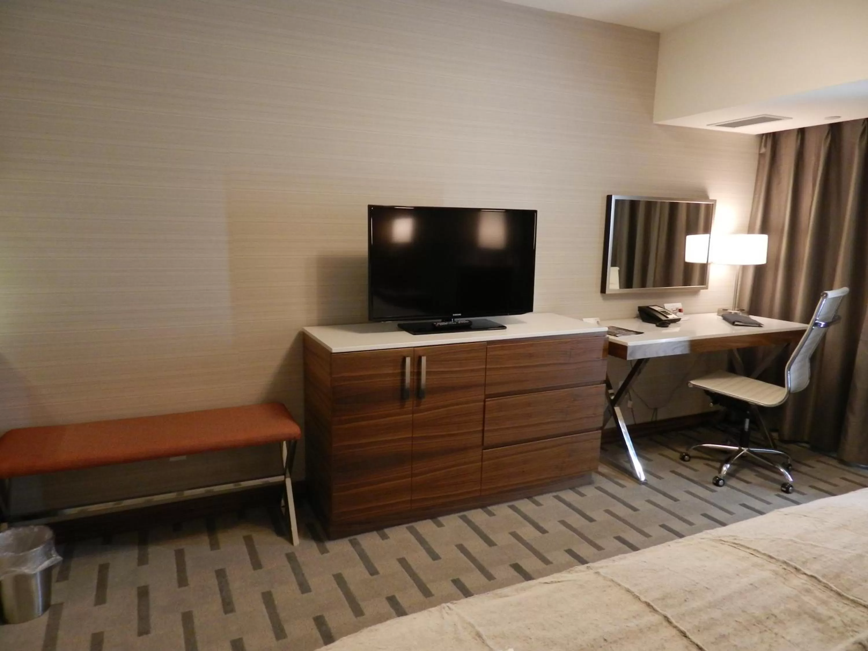 TV and multimedia, Bed in Radisson Hotel & Conference Centre Calgary Airport