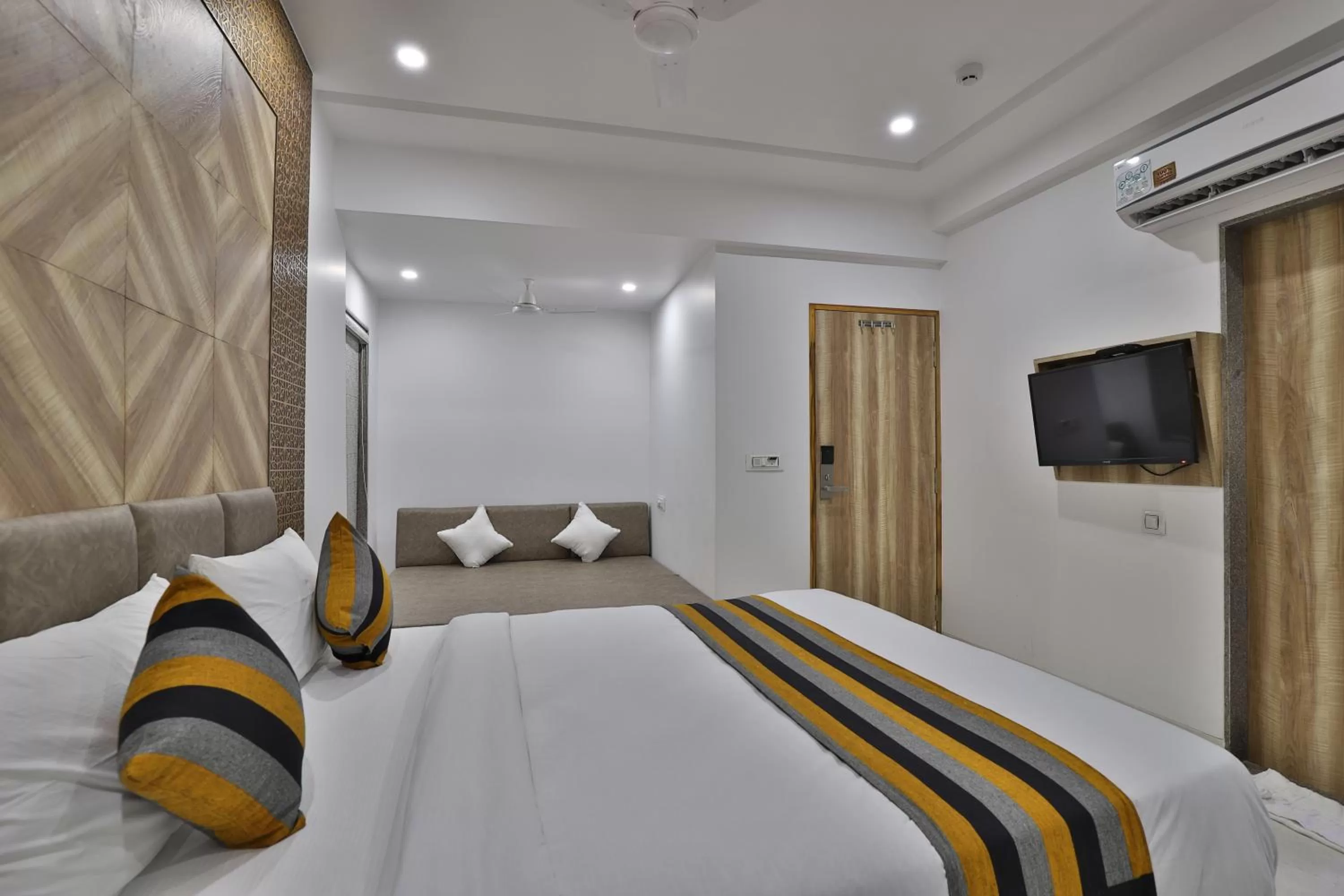 Photo of the whole room, Bed in HOTEL LE GRAND