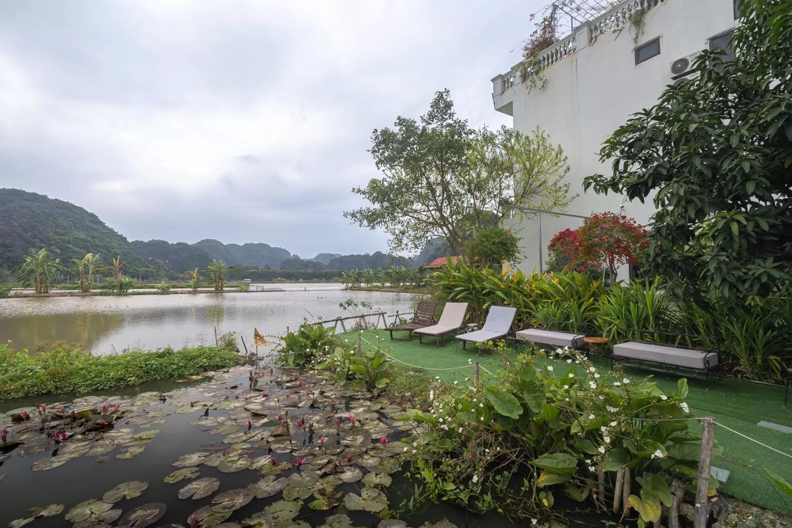 sunbed in Liberty Hall Tam Coc Hotel & Villa