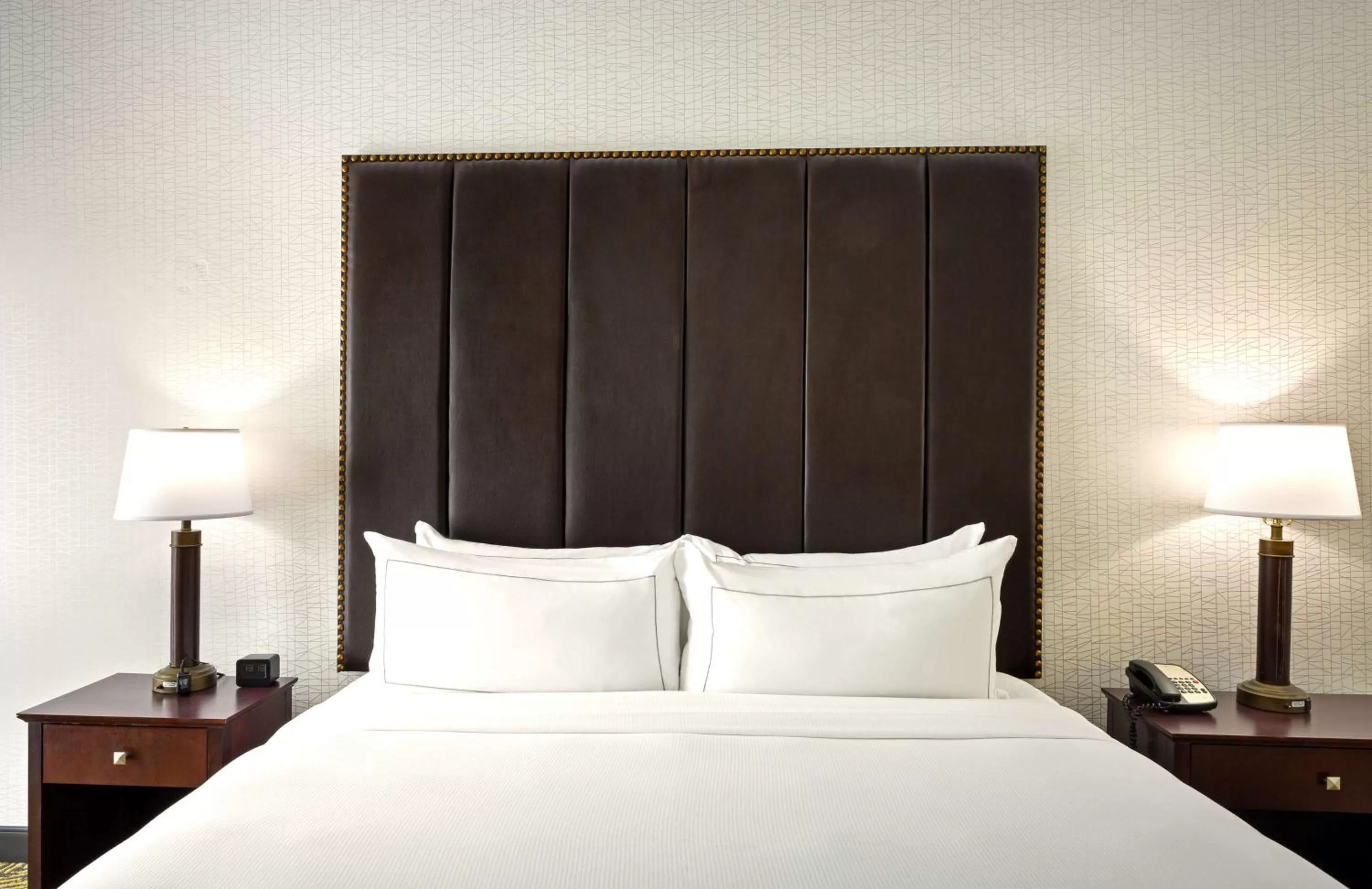 Bed in DoubleTree by Hilton Washington Meadow Lands Casino Area