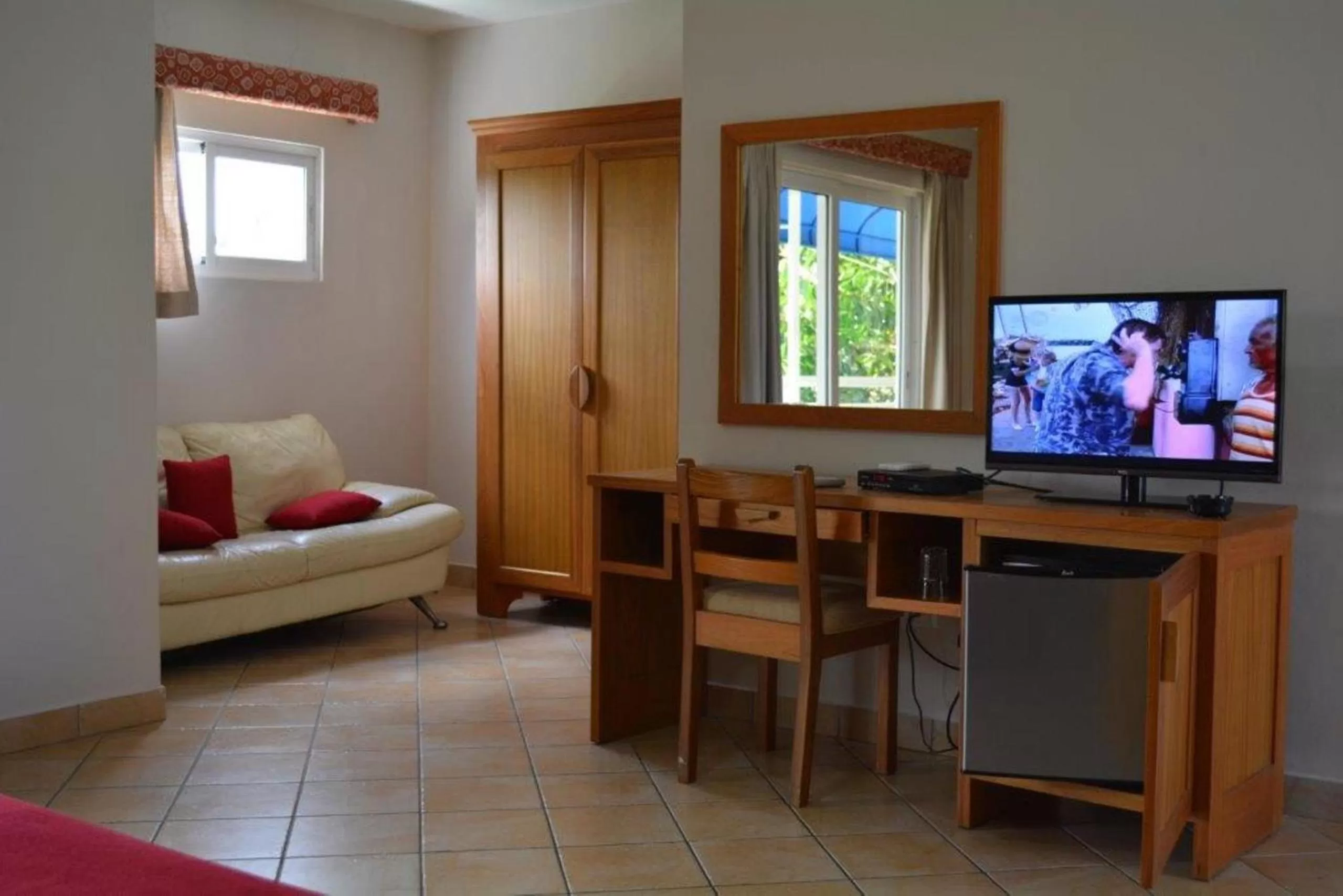 Living room, Bed in New Garden Hotel