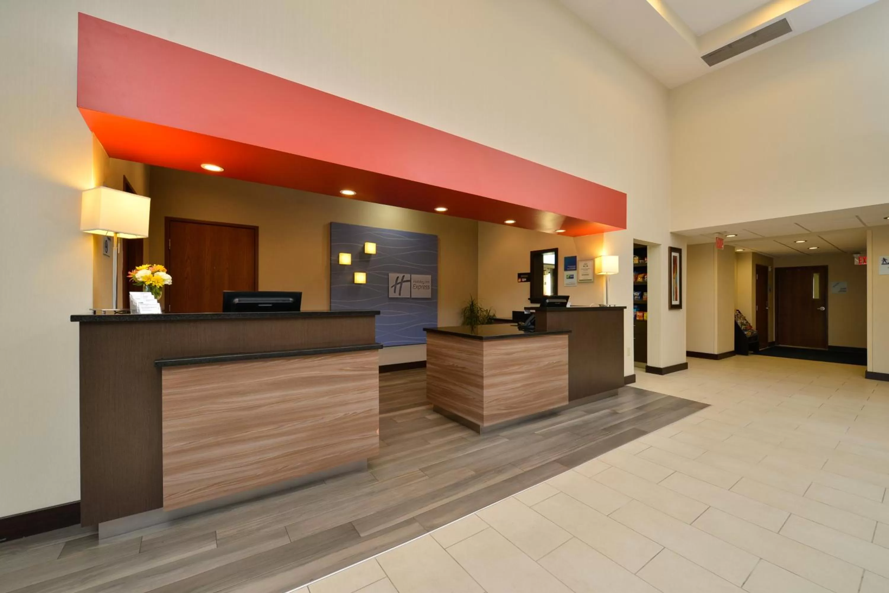 Lobby or reception in Holiday Inn Express Boston-Milford by IHG