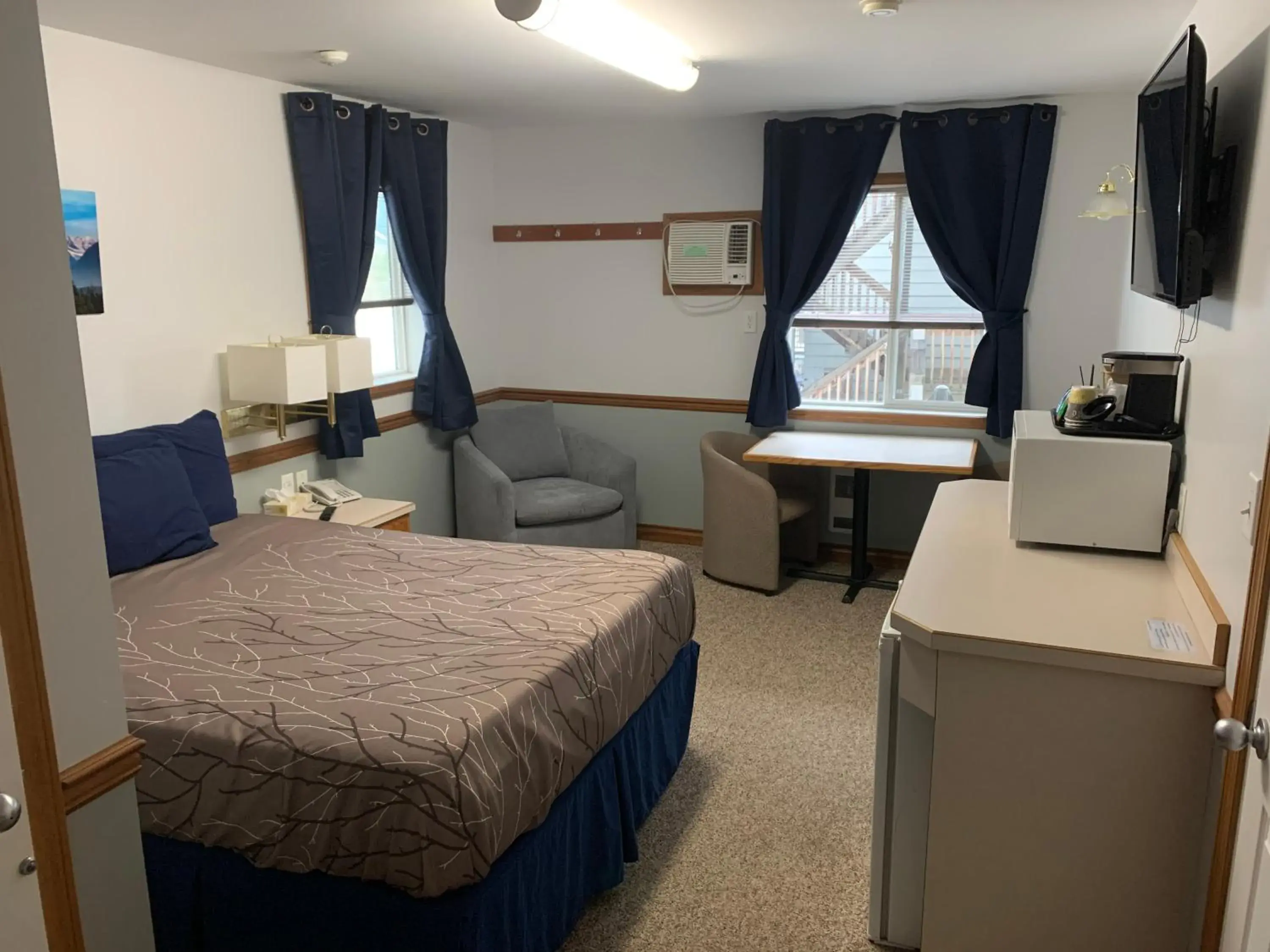 Queen Suite with Queen Bed in Peaks Lodge Queen Suite with Queen Bed in Peaks Lodge