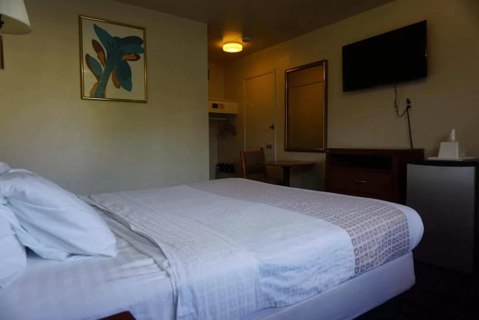 King Room in Americas Best Value Inn Thousand Oaks