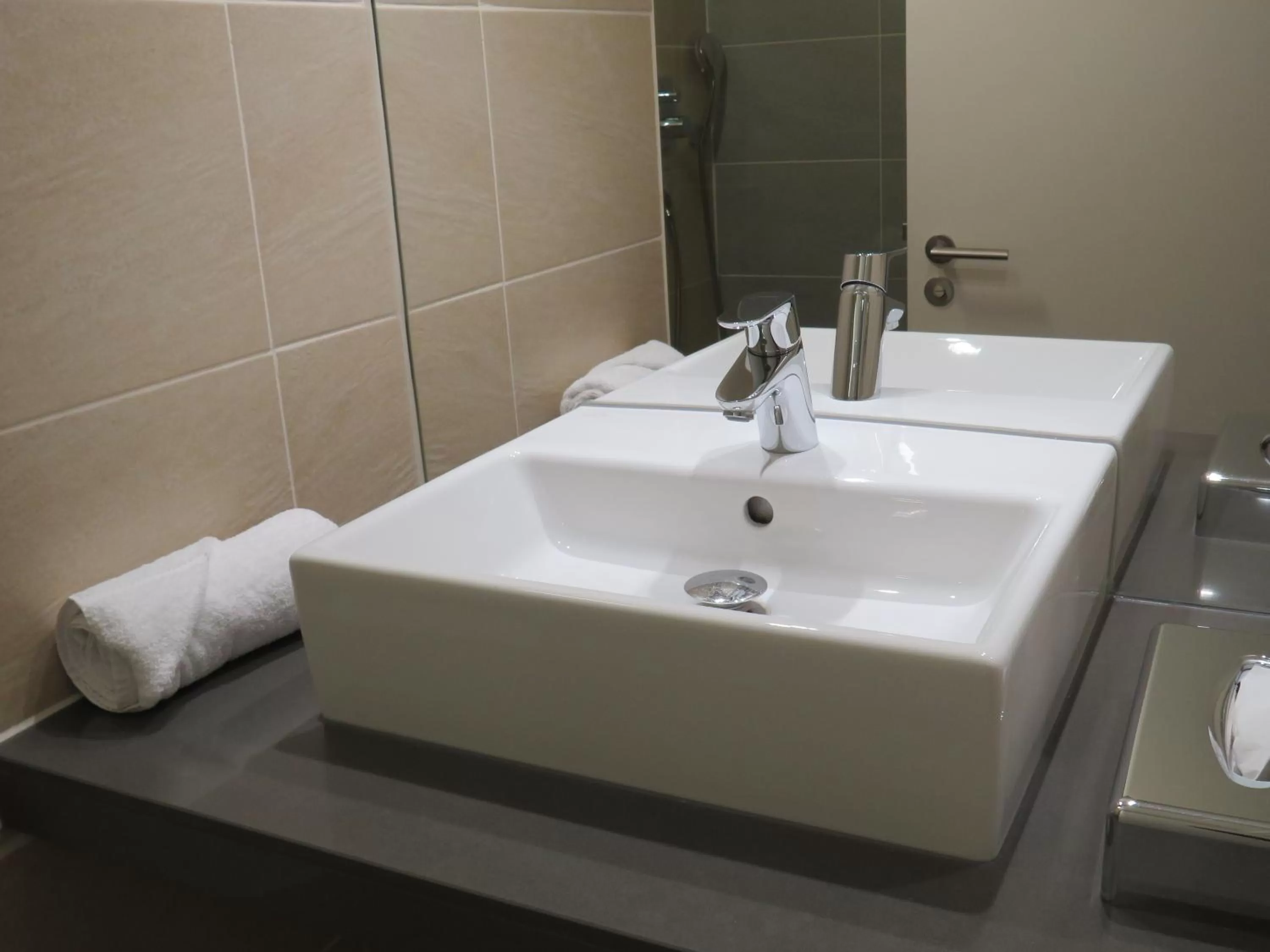 Bathroom in Garner Hotel Preston Samlesbury by IHG