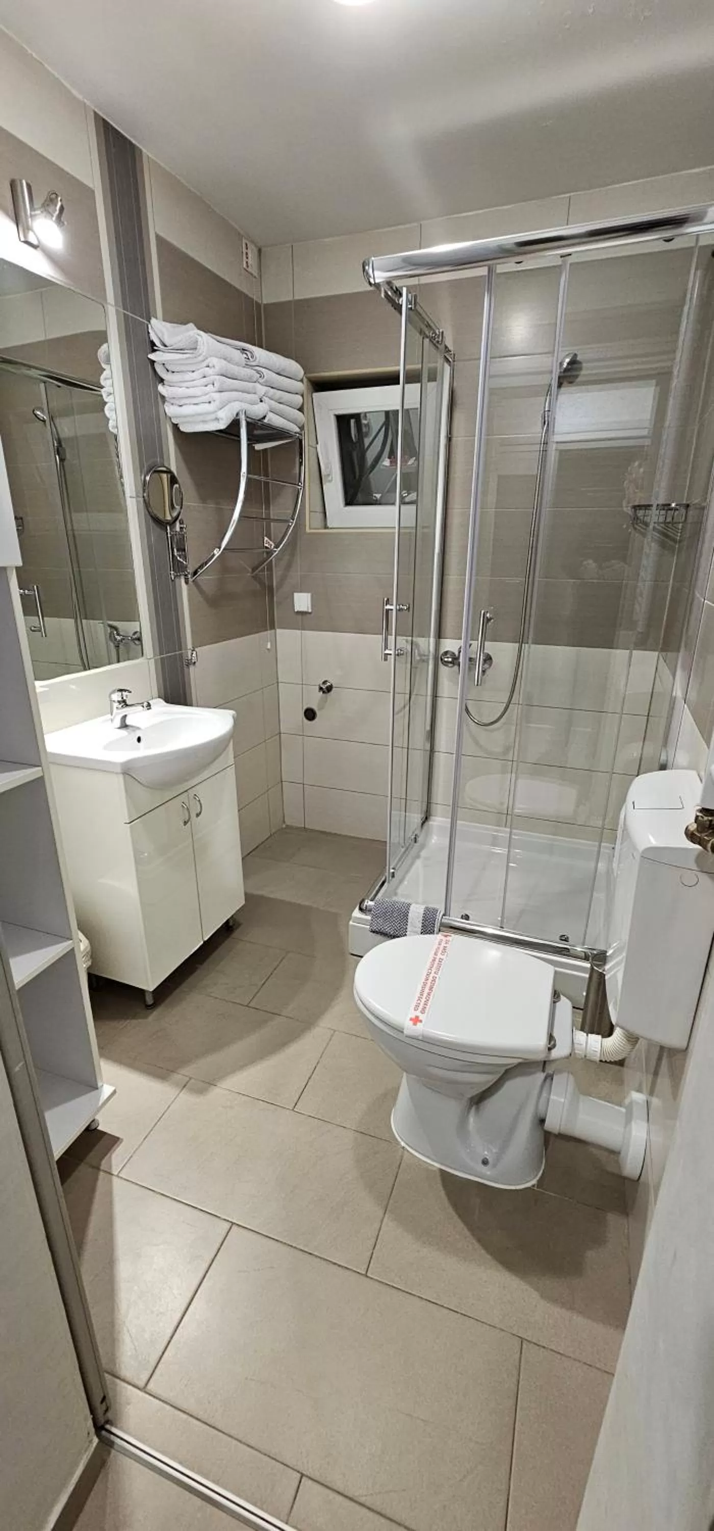 Property building, Bathroom in Hotel Fontana