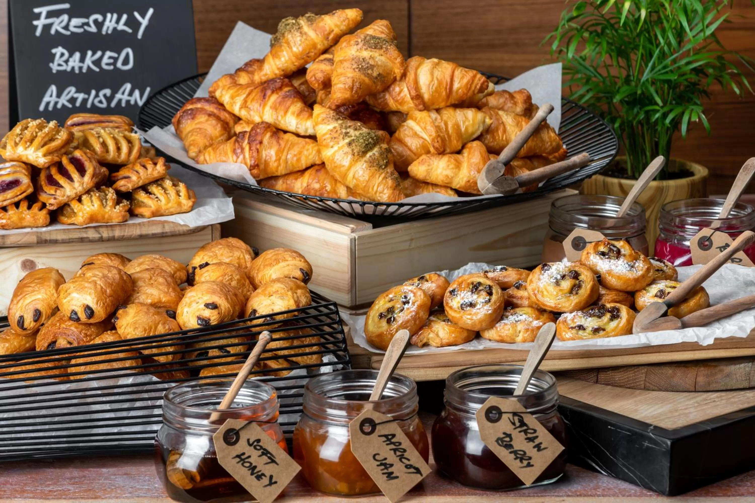 Food and drinks in Radisson Blu Hotel, Dubai Canal View