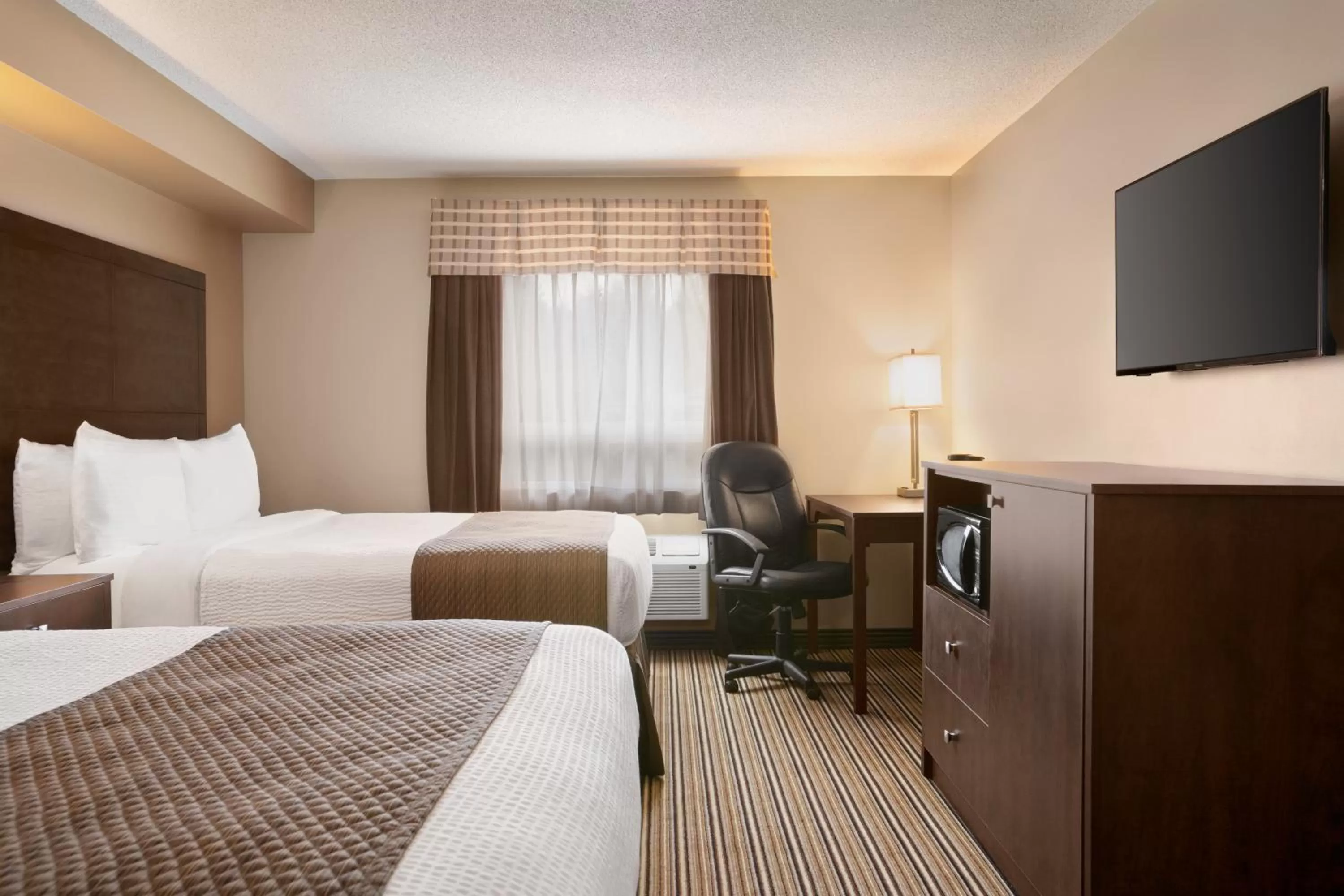 Photo of the whole room, Bed in Days Inn by Wyndham Leamington