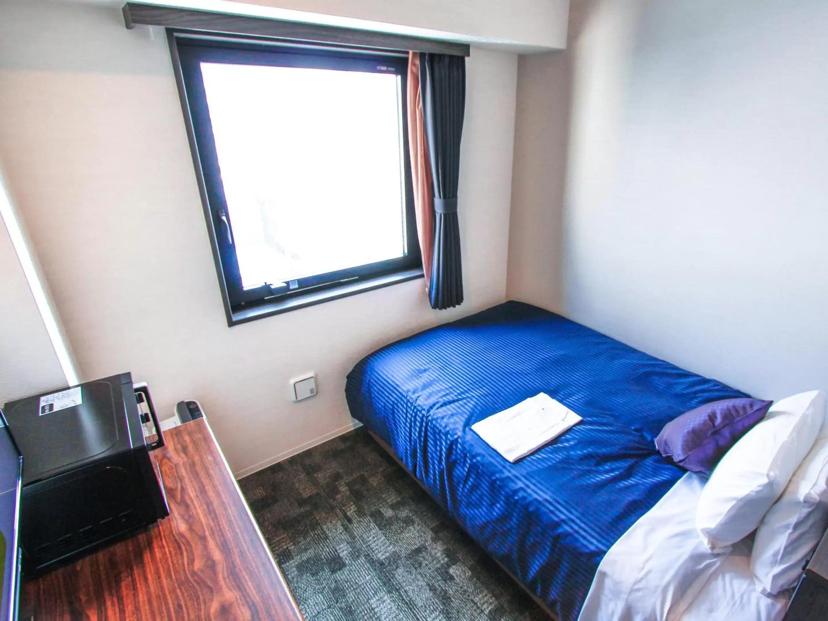 Double Room with Small Double Bed - single occupancy - Smoking in HOTEL LiVEMAX Osaka Yodoyabashi Double Room with Small Double Bed - single occupancy - Smoking in HOTEL LiVEMAX Osaka Yodoyabashi