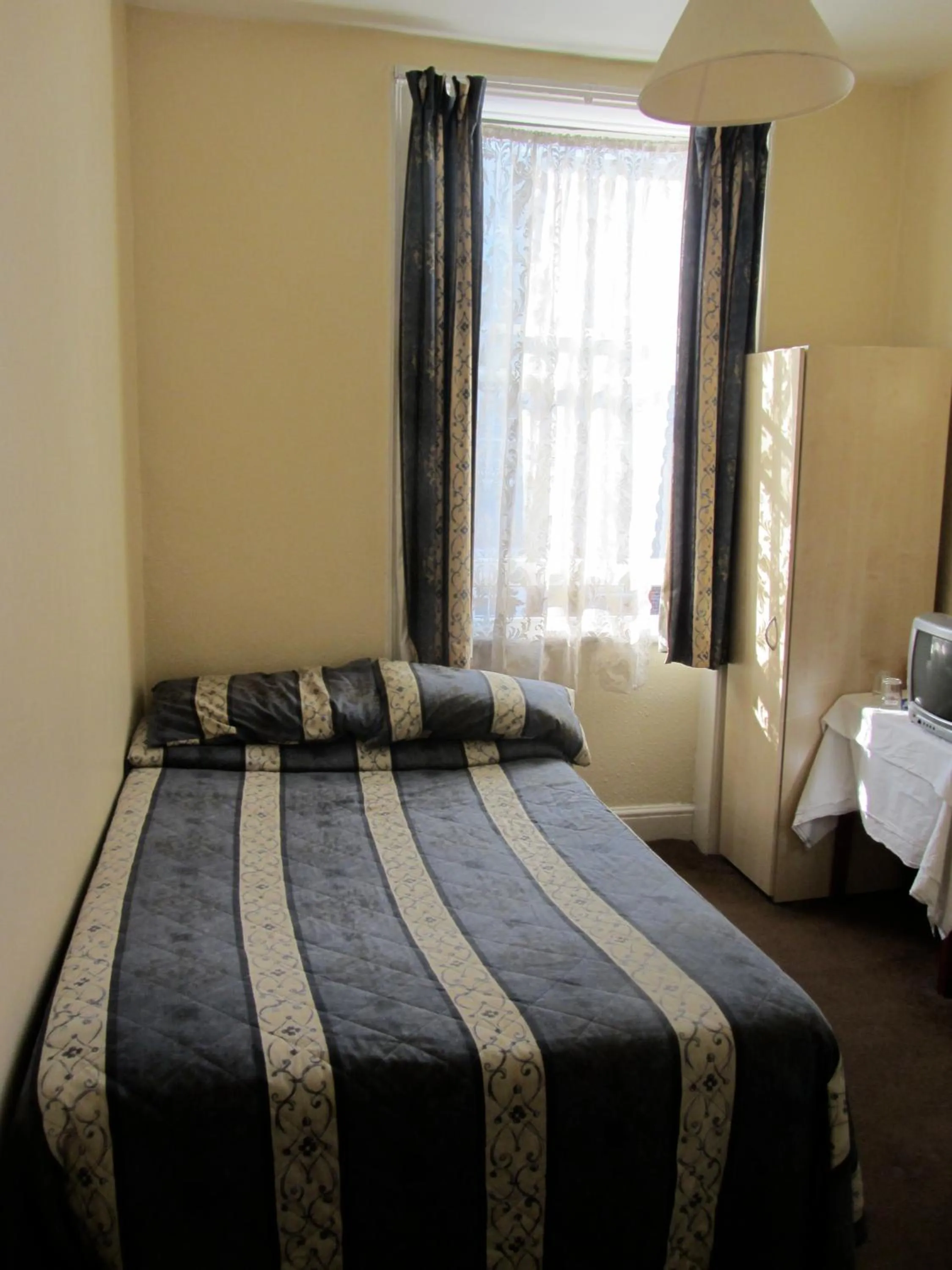 Photo of the whole room, Bed in Goodwood Hotel