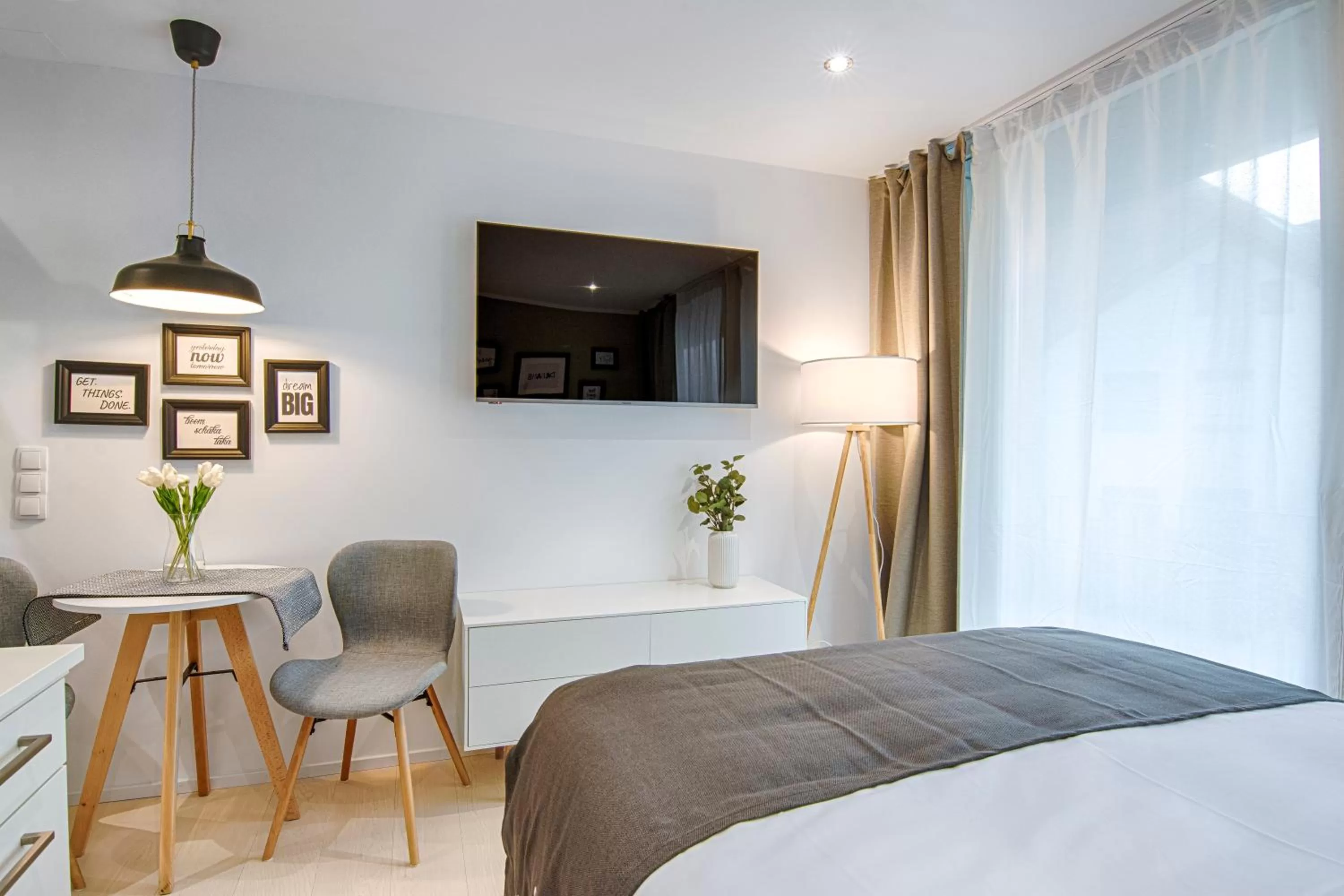 TV and multimedia, TV/Entertainment Center in Business Hotel Maier - kontaktloser Check-in