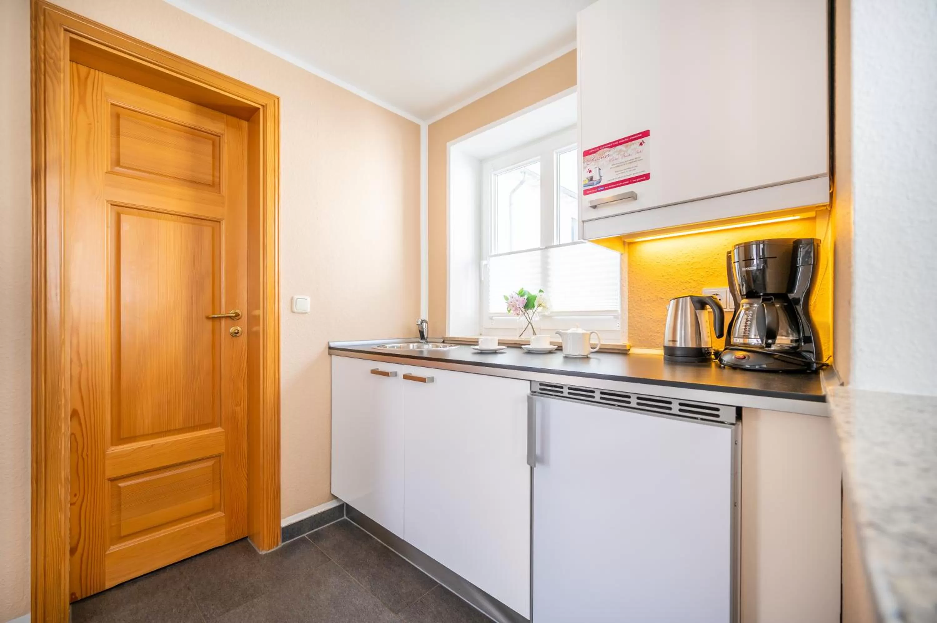 Photo of the whole room, Kitchen/Kitchenette in Hotel Villa Neander