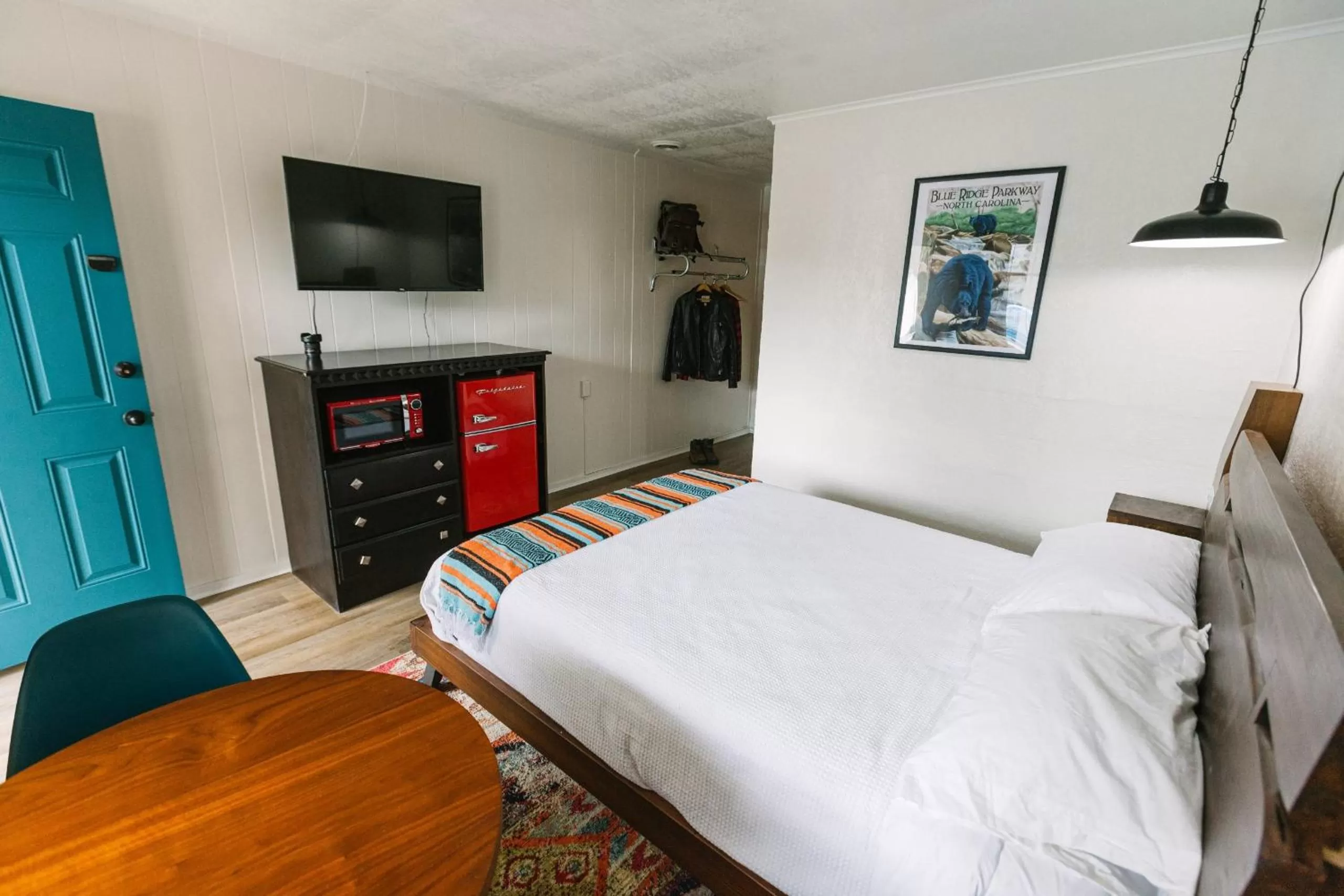 Photo of the whole room, Bed in Route 19 Inn