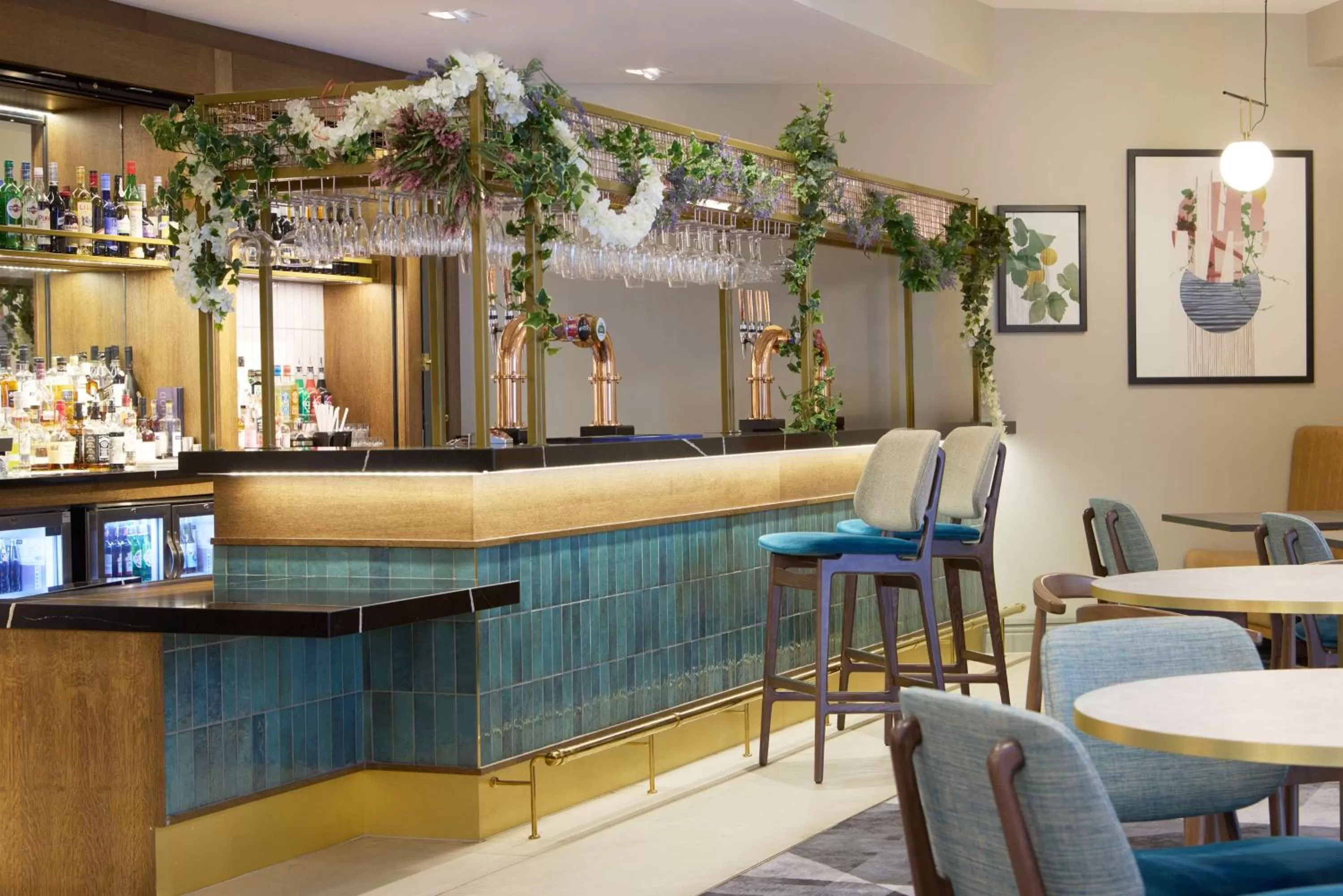 Lounge or bar in DoubleTree by Hilton Dartford Bridge