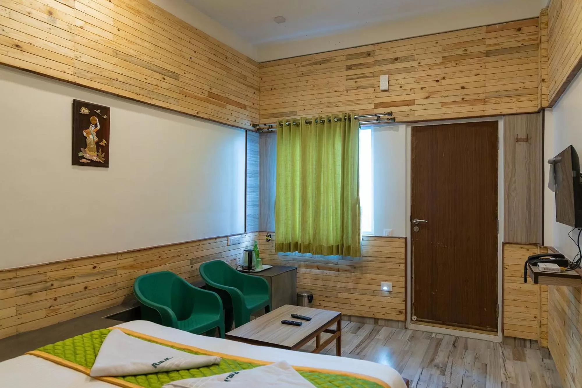 Communal lounge/ TV room, Bed in FabExpress RMK Nest - Nr Chettiar Park