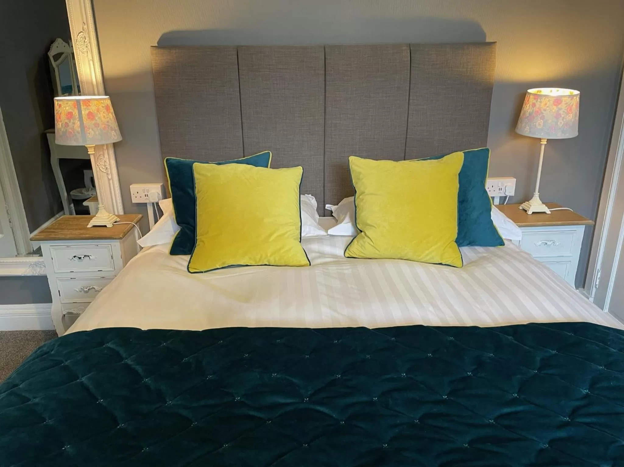 Bed in The Original Rosslyn Inn