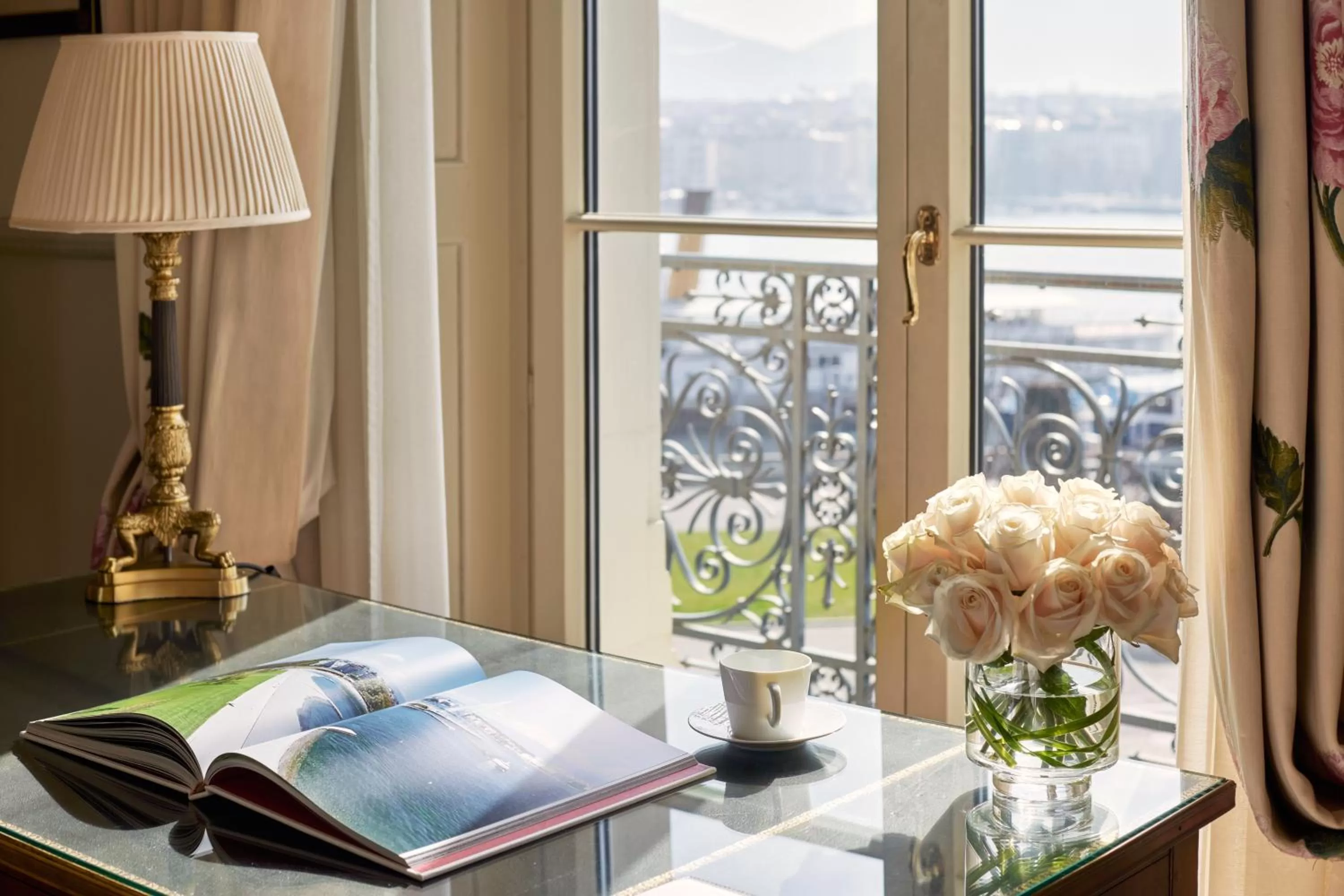View (from property/room), Bed in Beau-Rivage Genève