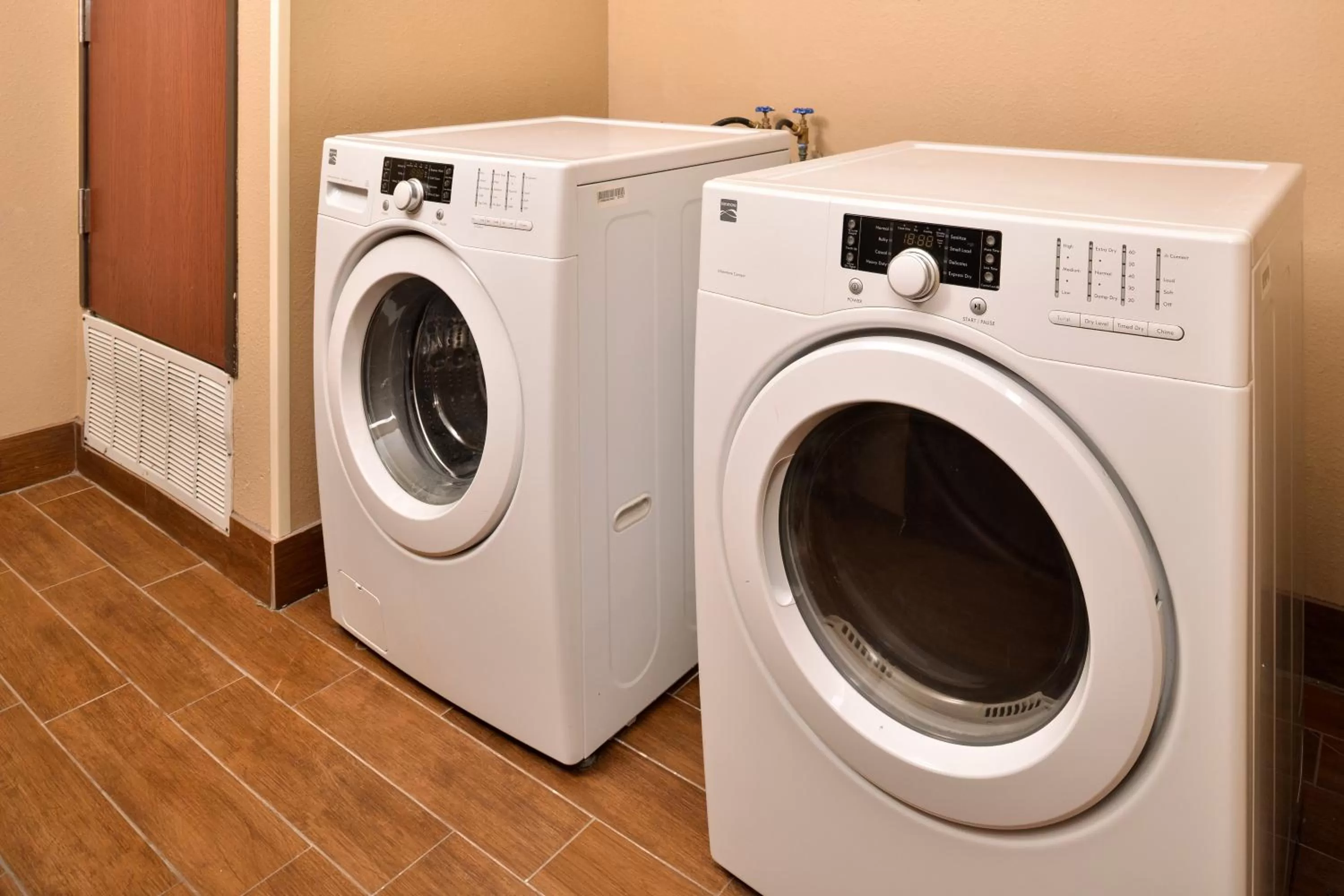 Lobby or reception in Holiday Inn Express Hotel & Suites Sherman Highway 75 by IHG