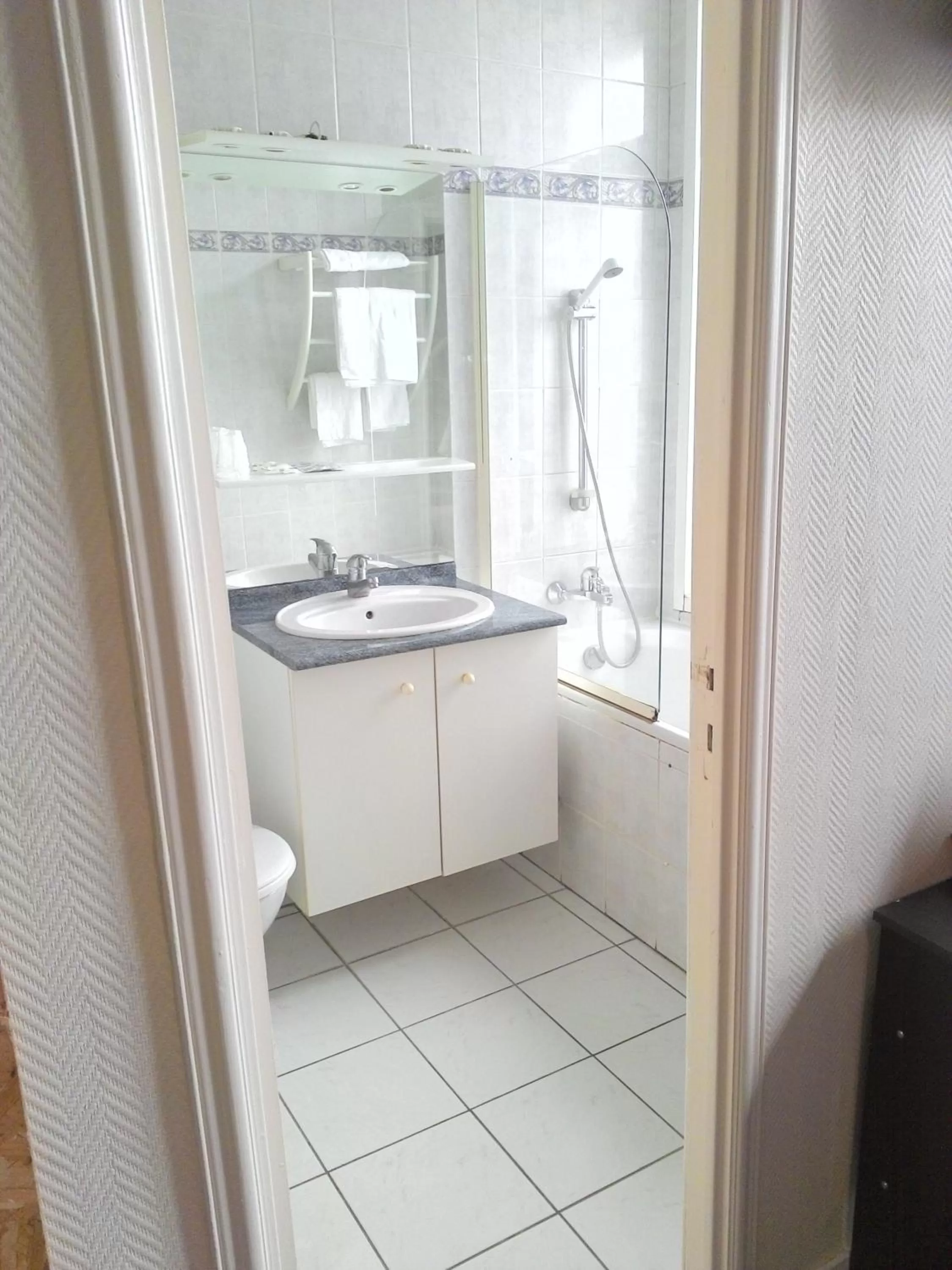 Bathroom in Hotel De La Paix