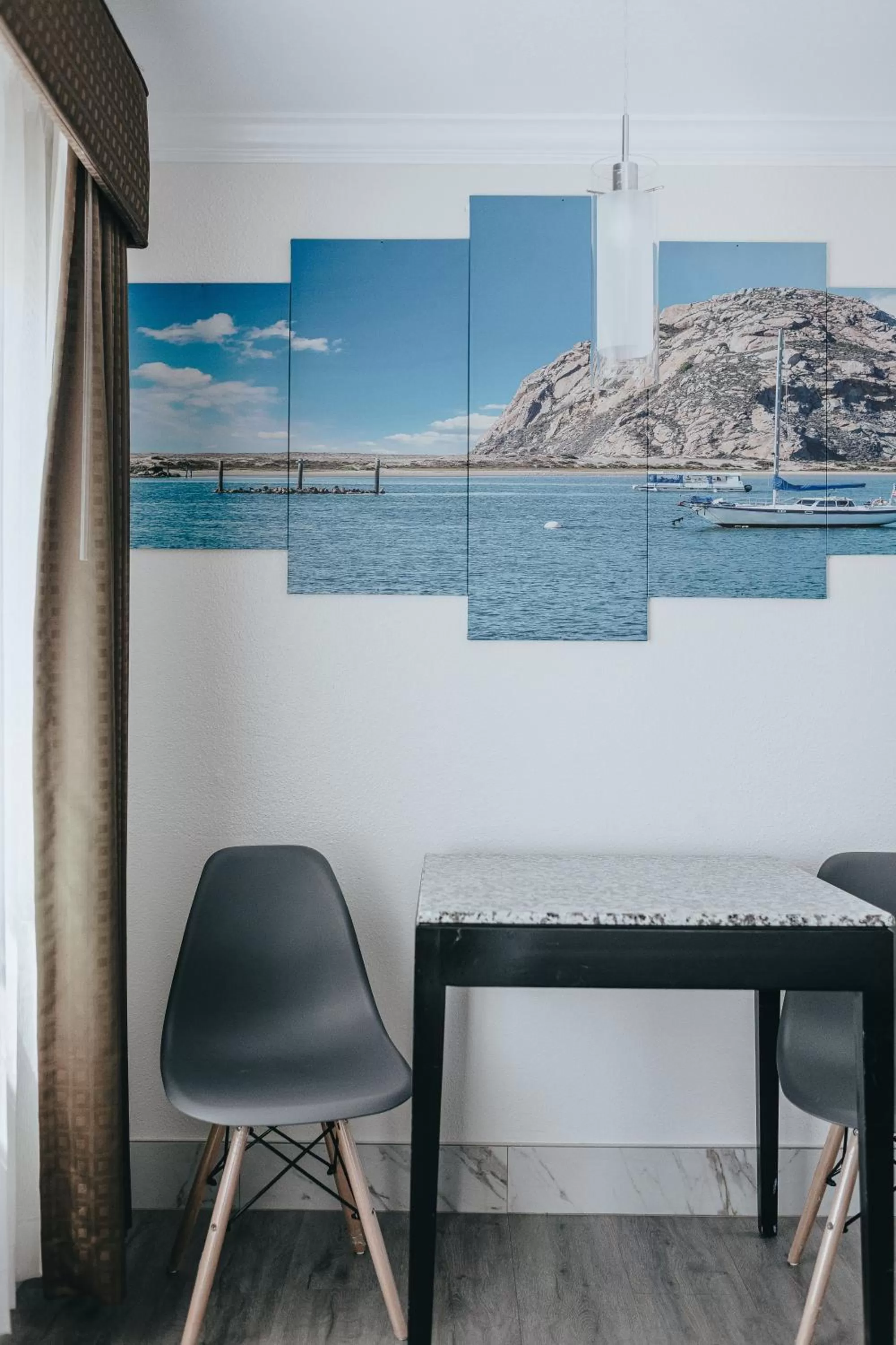 Seating area in Sea Air Inn & Suites - Downtown - Restaurant Row