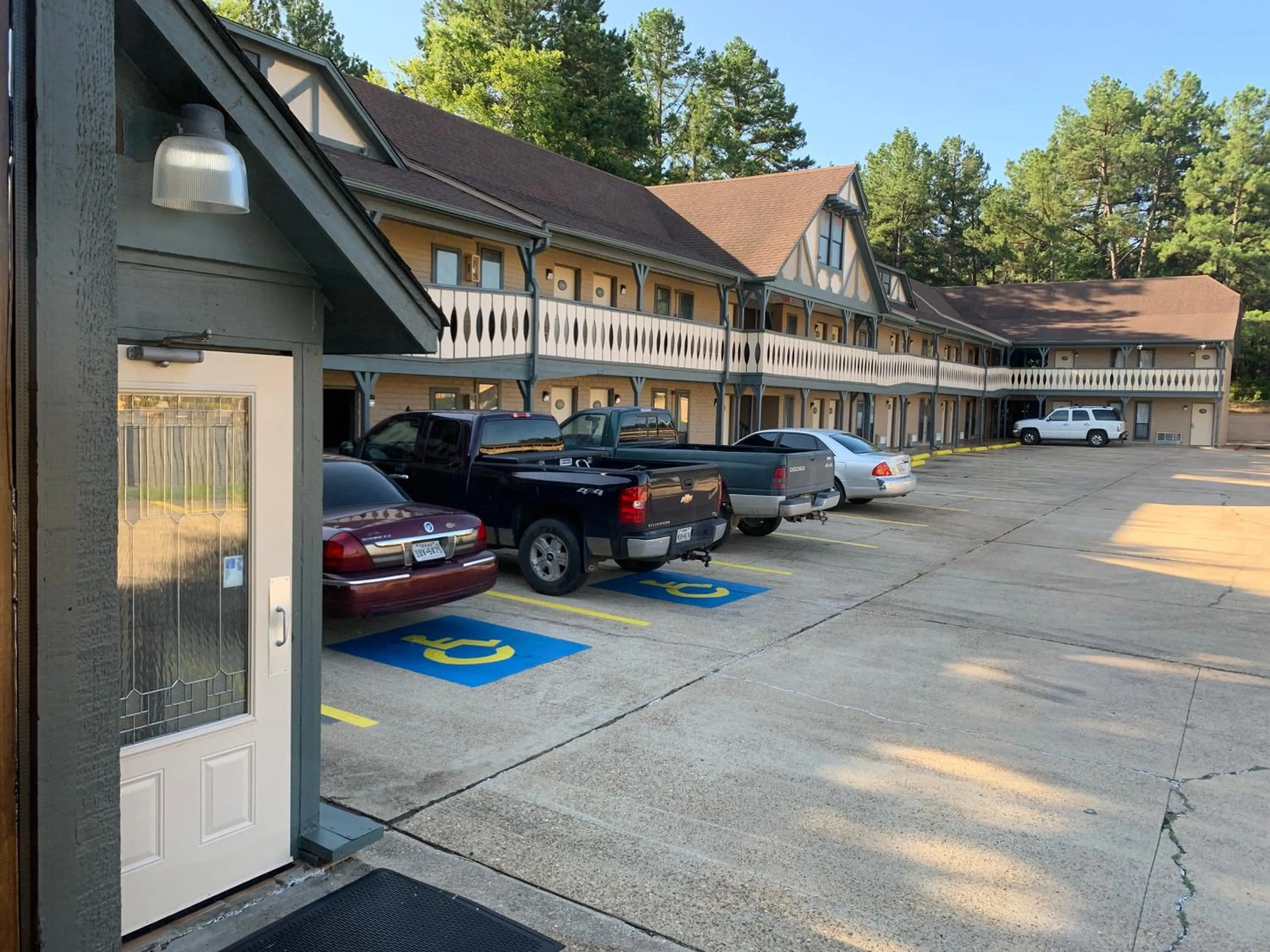 Property building in Stratford Inn Tyler